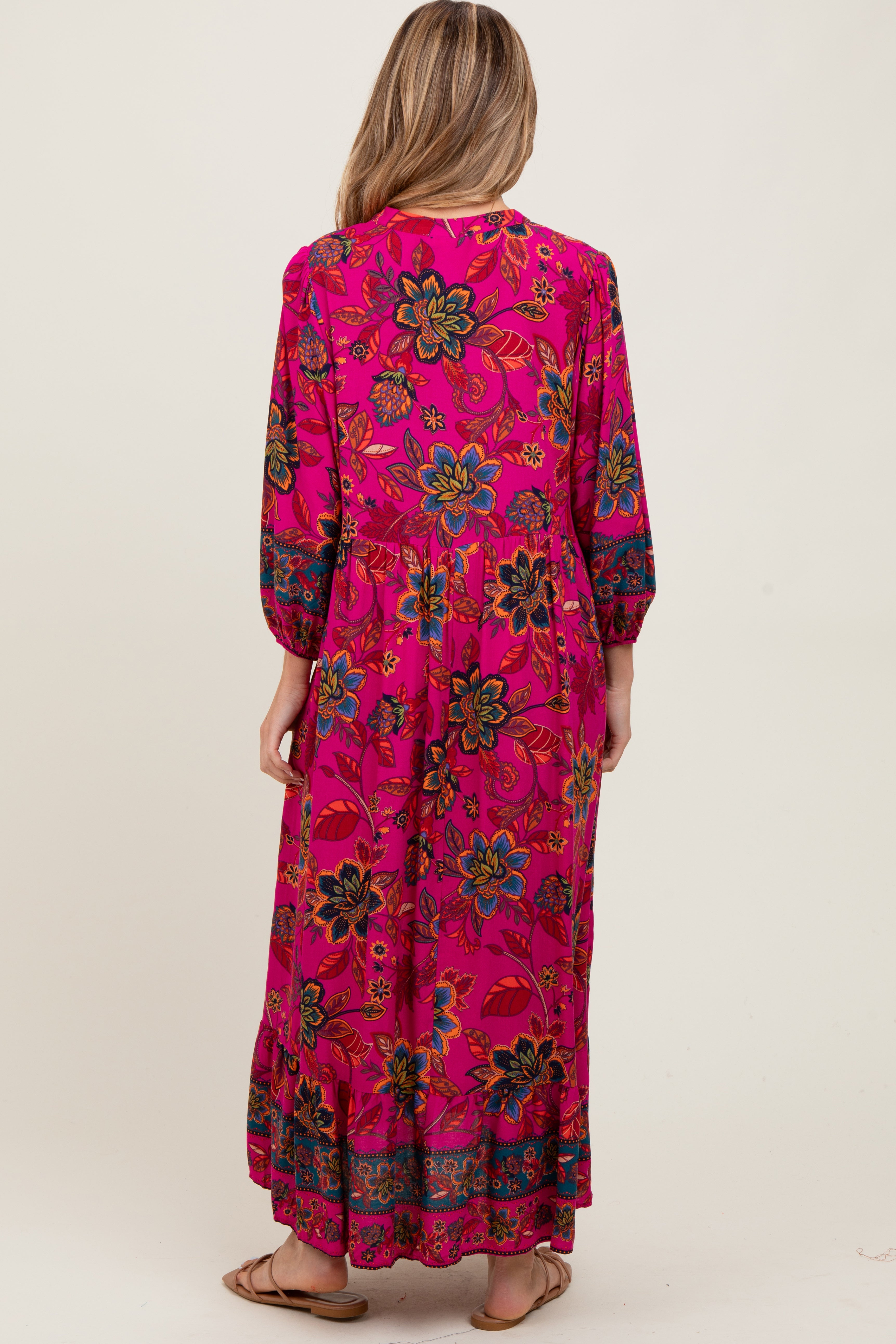 Magentafarbenes Umstands-Maxikleid mit Blumenmuster, Quastenbindung und langen Ärmeln