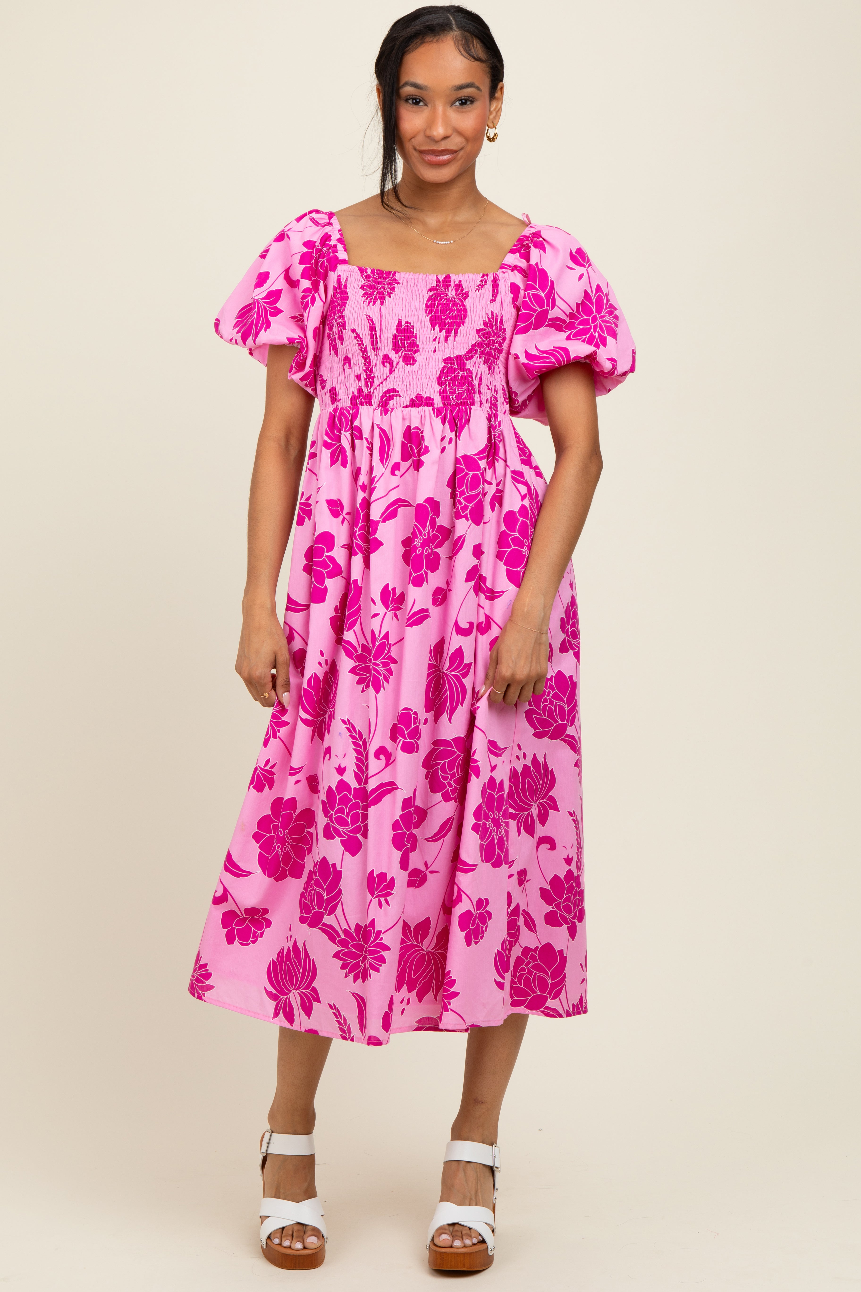 Umstands-Midikleid mit Blumenmuster, Smok-Detail und Puffärmeln