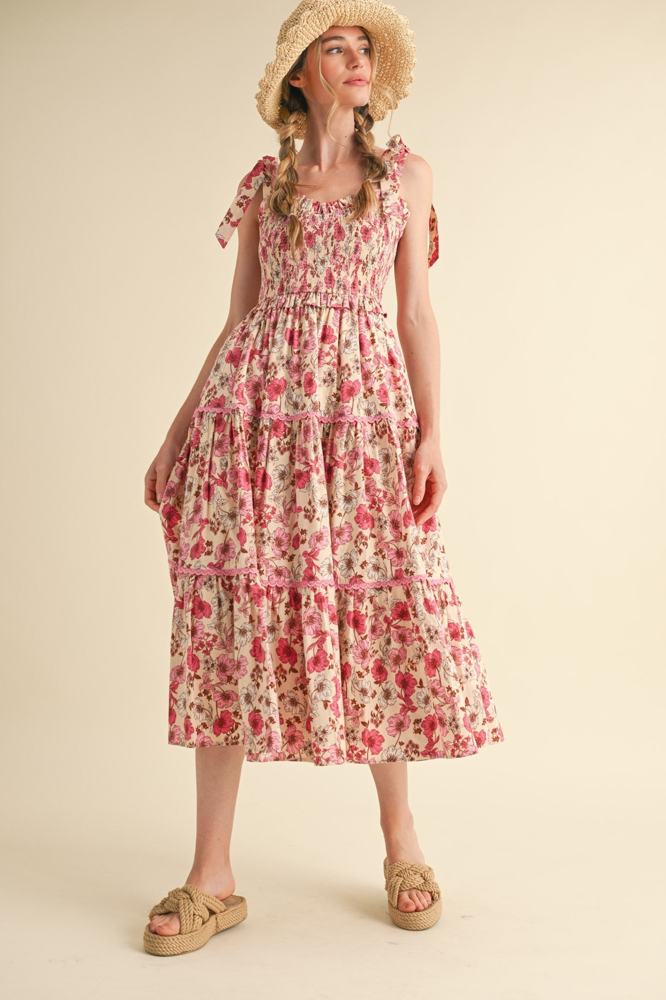 Rosa Umstands-Midikleid mit Blumenmuster, Smok-Oberteil und Rüschen-Spitzenbesatz