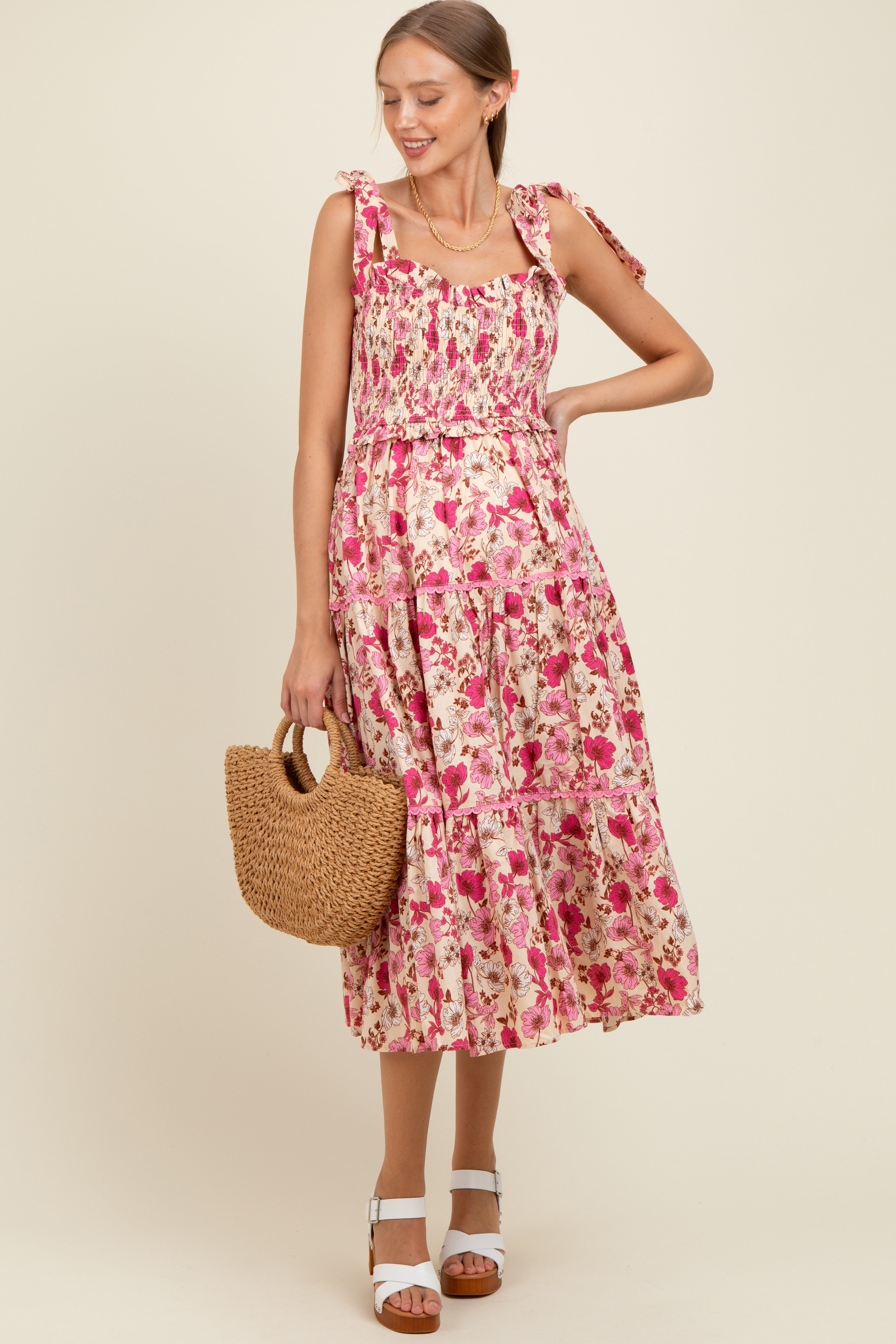 Rosa Umstands-Midikleid mit Blumenmuster, Smok-Oberteil und Rüschen-Spitzenbesatz