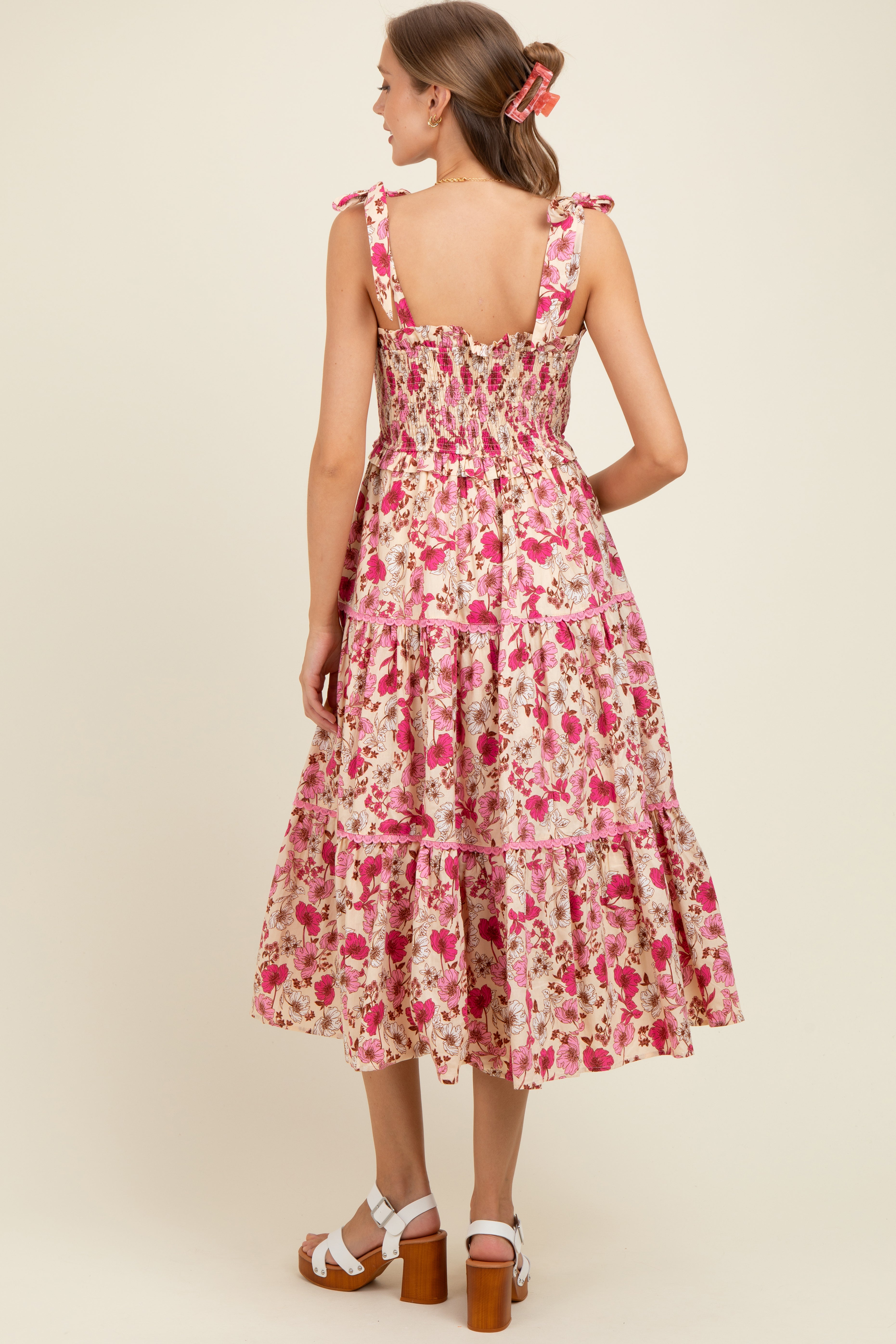 Rosa Umstands-Midikleid mit Blumenmuster, Smok-Oberteil und Rüschen-Spitzenbesatz
