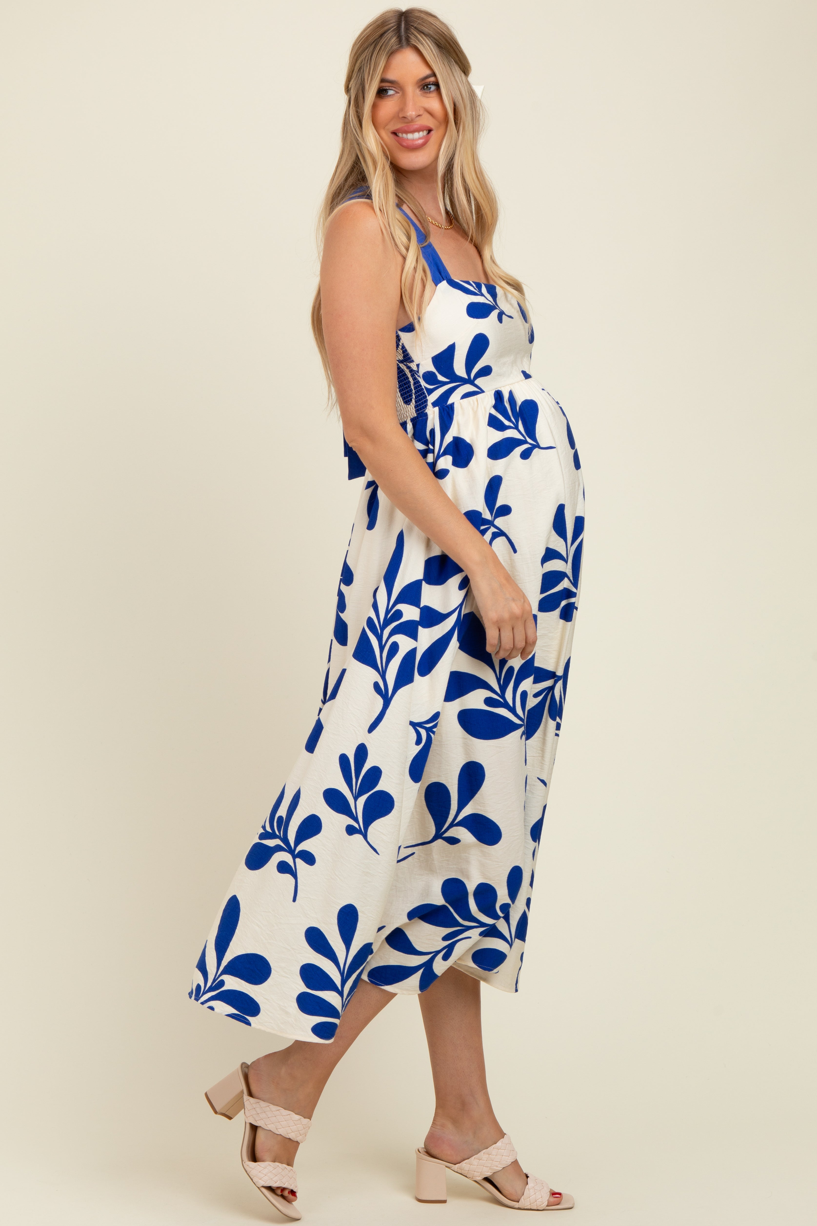 Umstands-Midikleid in Königsblau mit Blätterdruck, Bindeband und Cut-out am Rücken