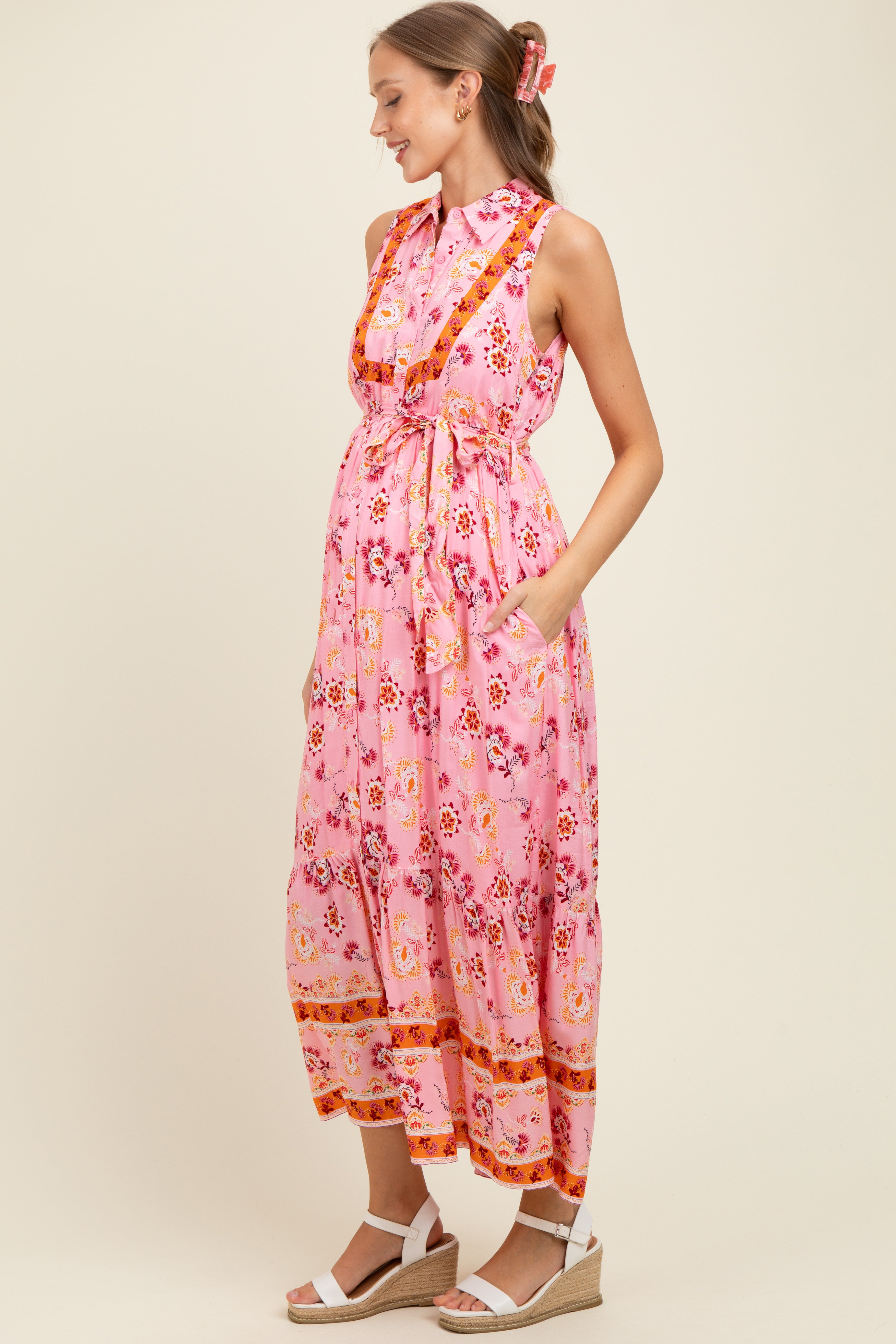 Umstands-Maxikleid mit Bordürendruck, Kragen und Knopfleiste in Rosa