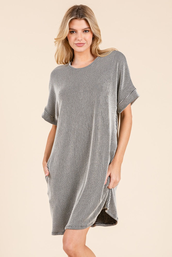 Geripptes Umstands-T-Shirt-Kleid mit kurzen Ärmeln in Anthrazit