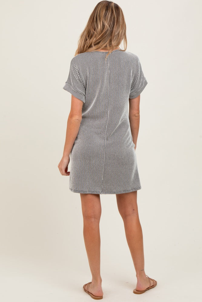 Geripptes Umstands-T-Shirt-Kleid mit kurzen Ärmeln in Anthrazit