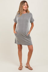 Geripptes Umstands-T-Shirt-Kleid mit kurzen Ärmeln in Anthrazit