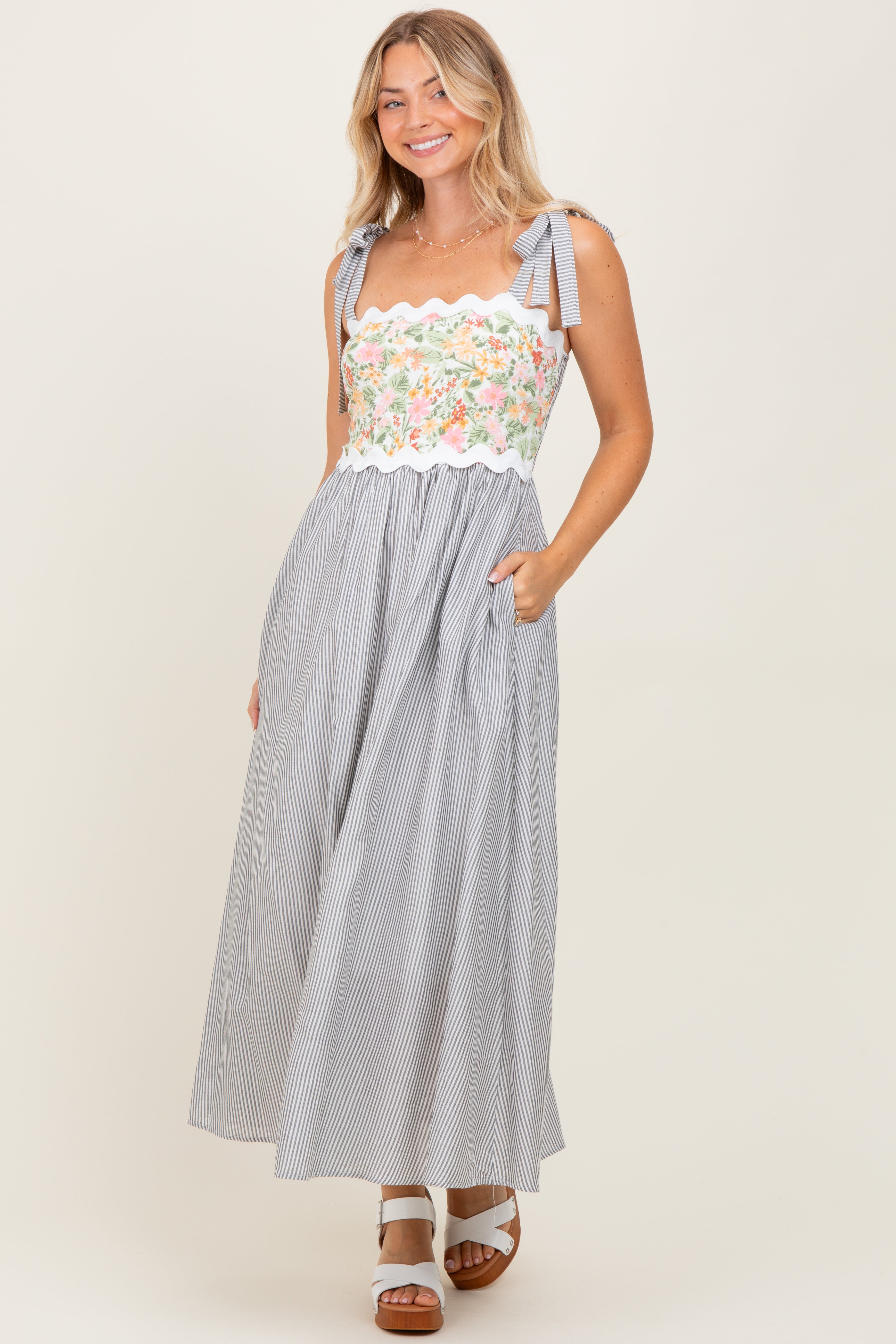 Graues ärmelloses Umstands-Midikleid mit Blumenmuster, Streifen und Schulterbändern