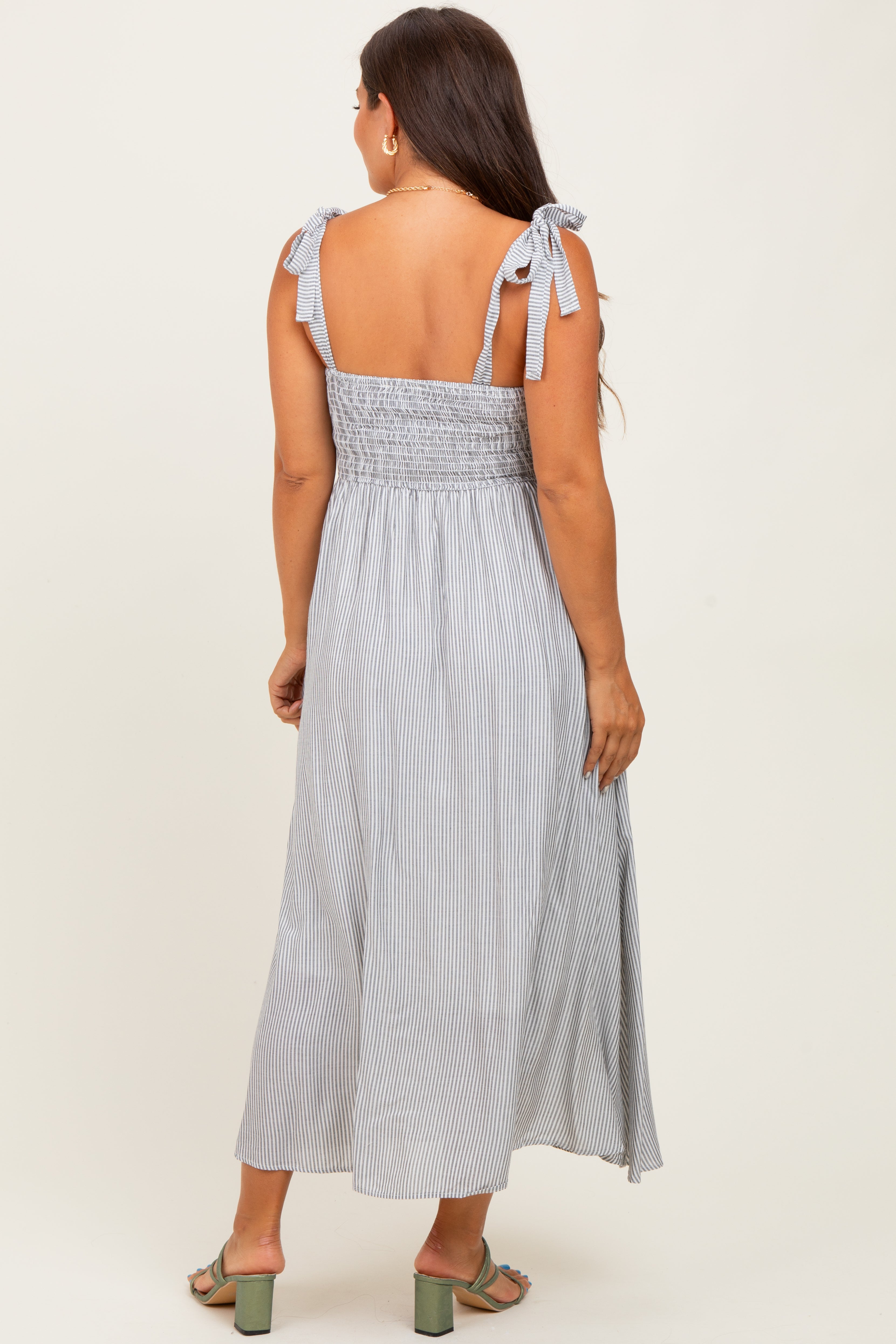 Graues ärmelloses Umstands-Midikleid mit Blumenmuster, Streifen und Schulterbändern