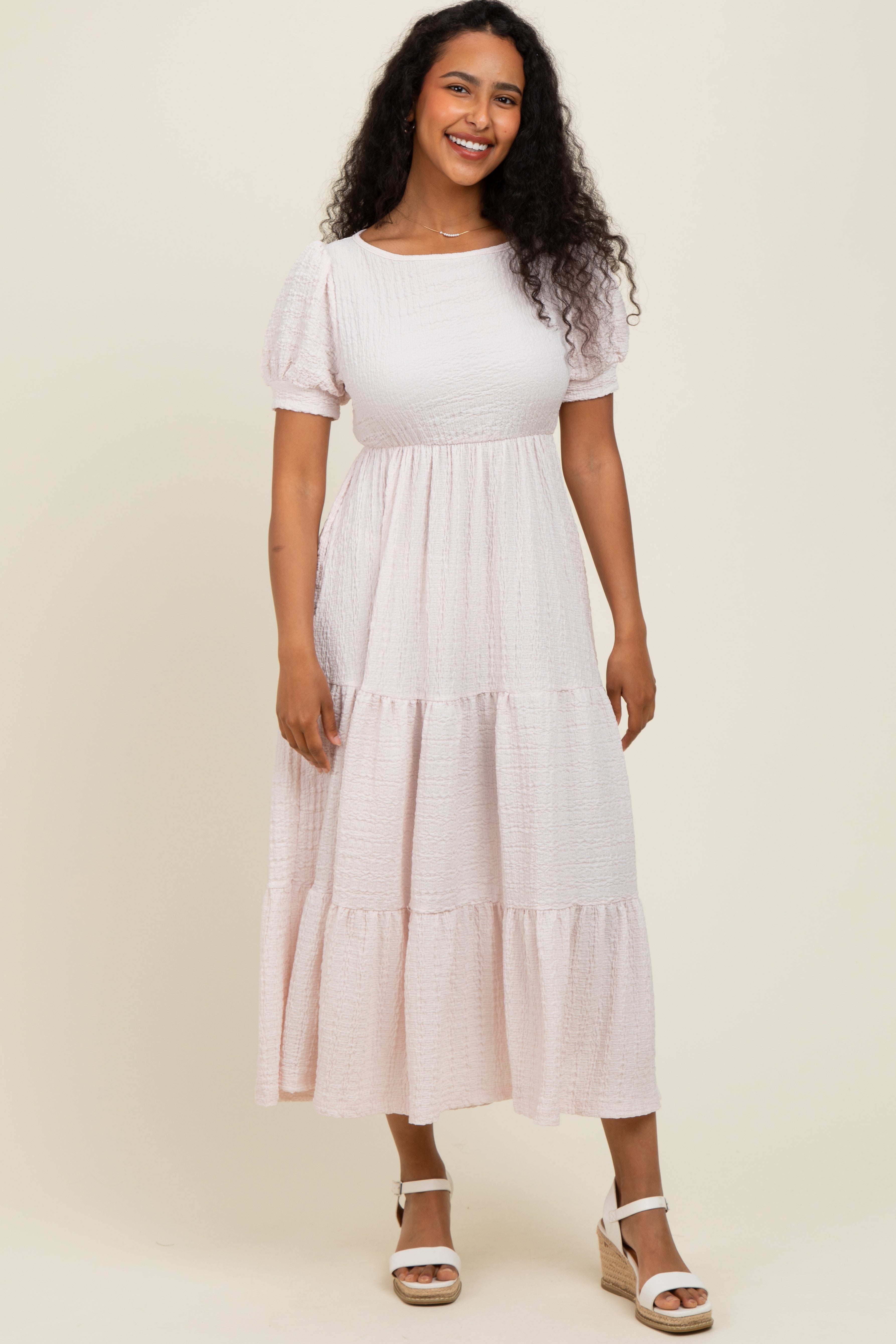 Strukturiertes Umstands-Maxikleid mit Stufenrock und kurzen Ärmeln
