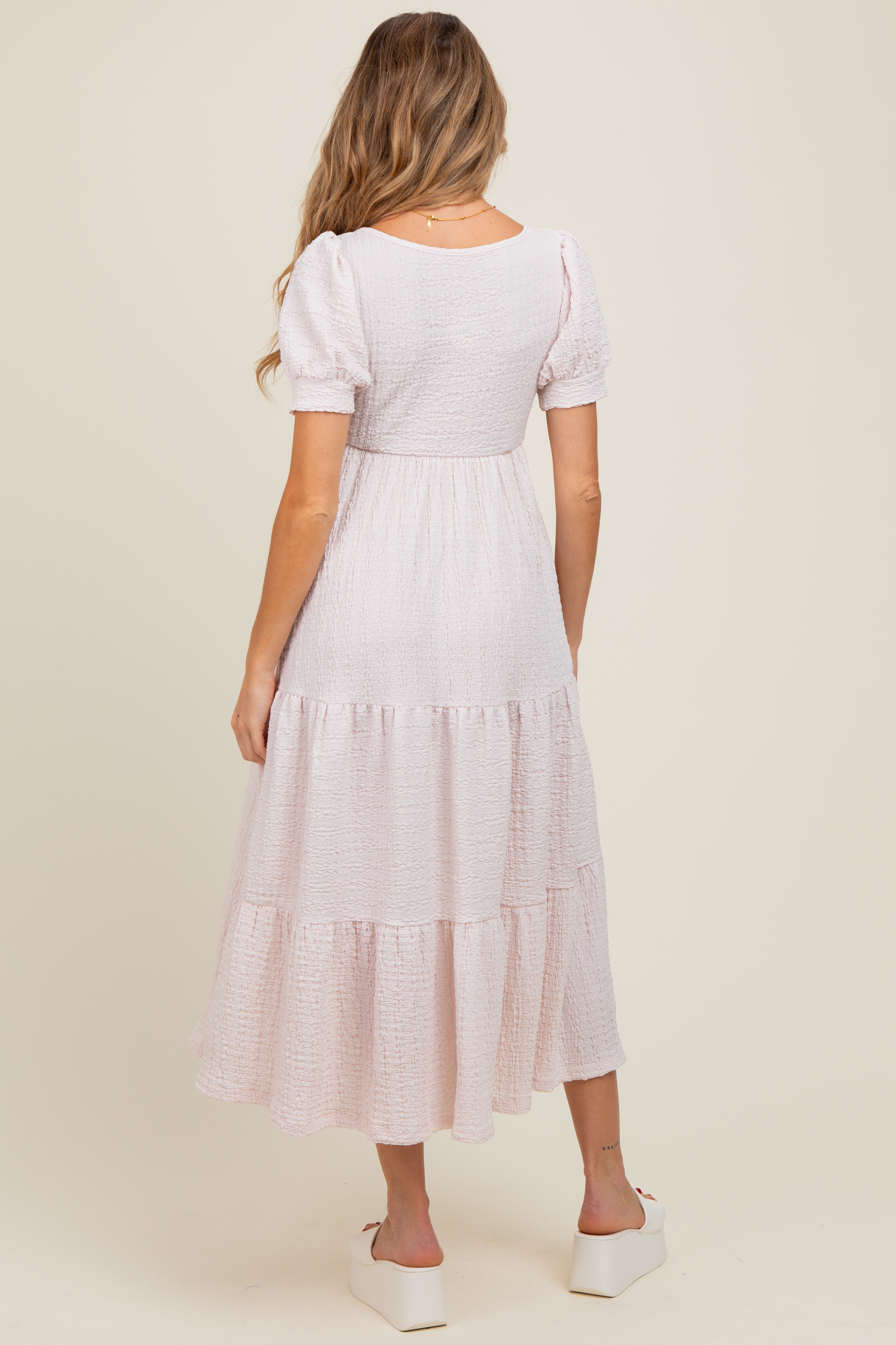 Strukturiertes Umstands-Maxikleid mit Stufenrock und kurzen Ärmeln