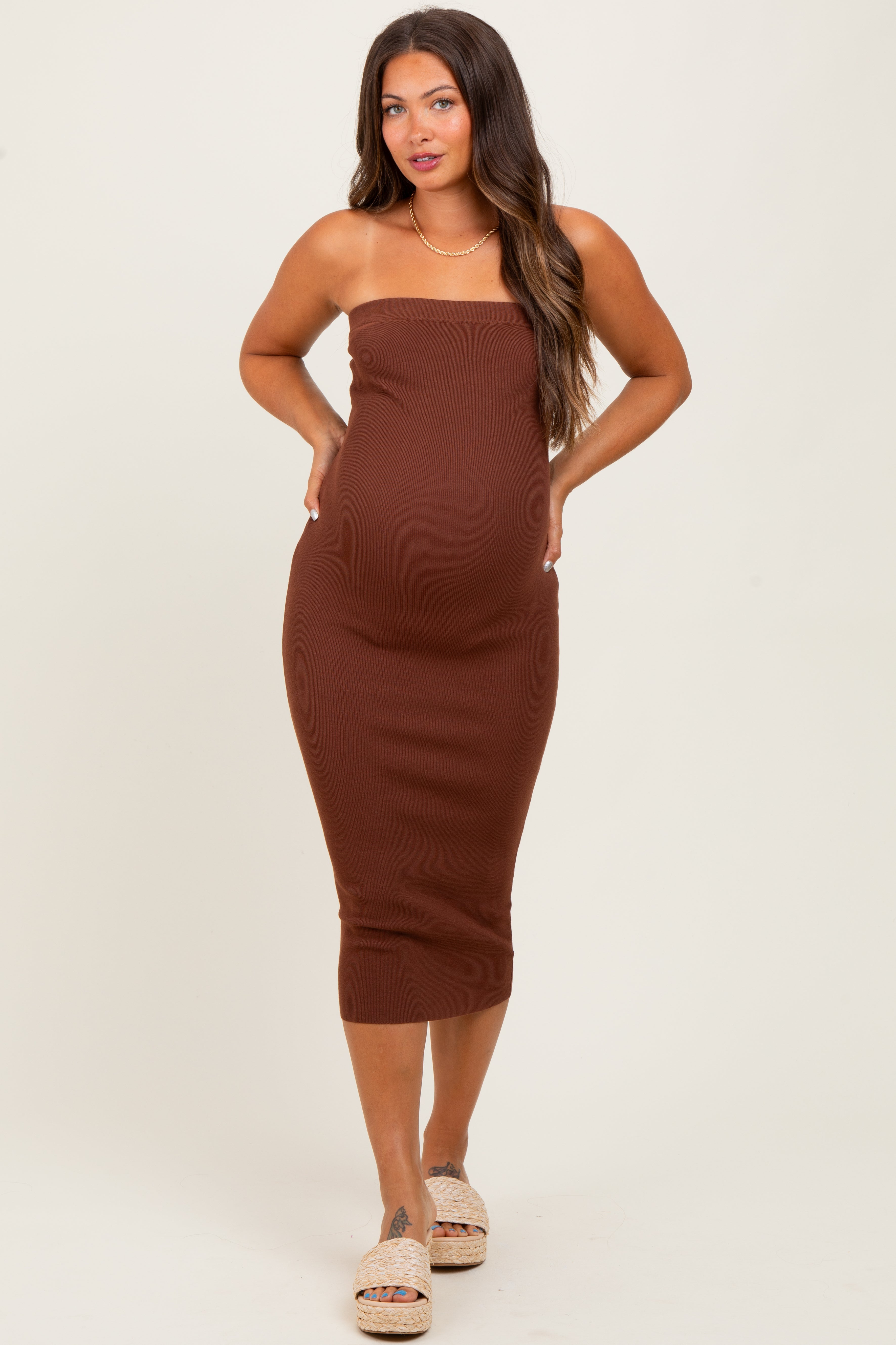 Braunes figurbetontes Umstands-Midikleid aus Strick in Bandeau-Optik