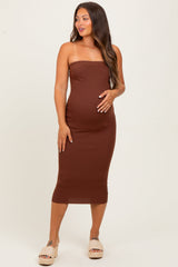 Braunes figurbetontes Umstands-Midikleid aus Strick in Bandeau-Optik