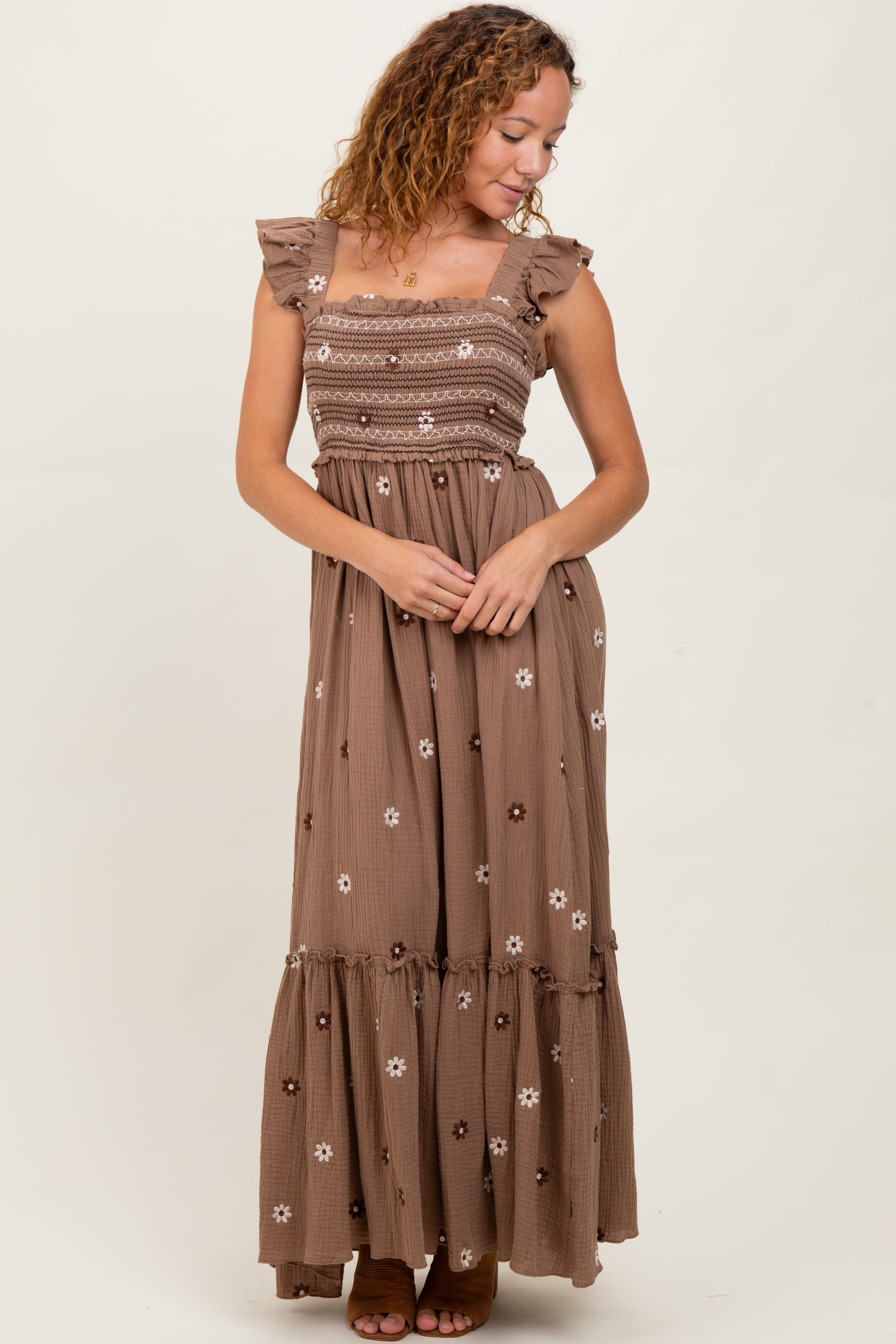 Umstands-Maxikleid mit Blumenstickerei und Smok-Einsatz