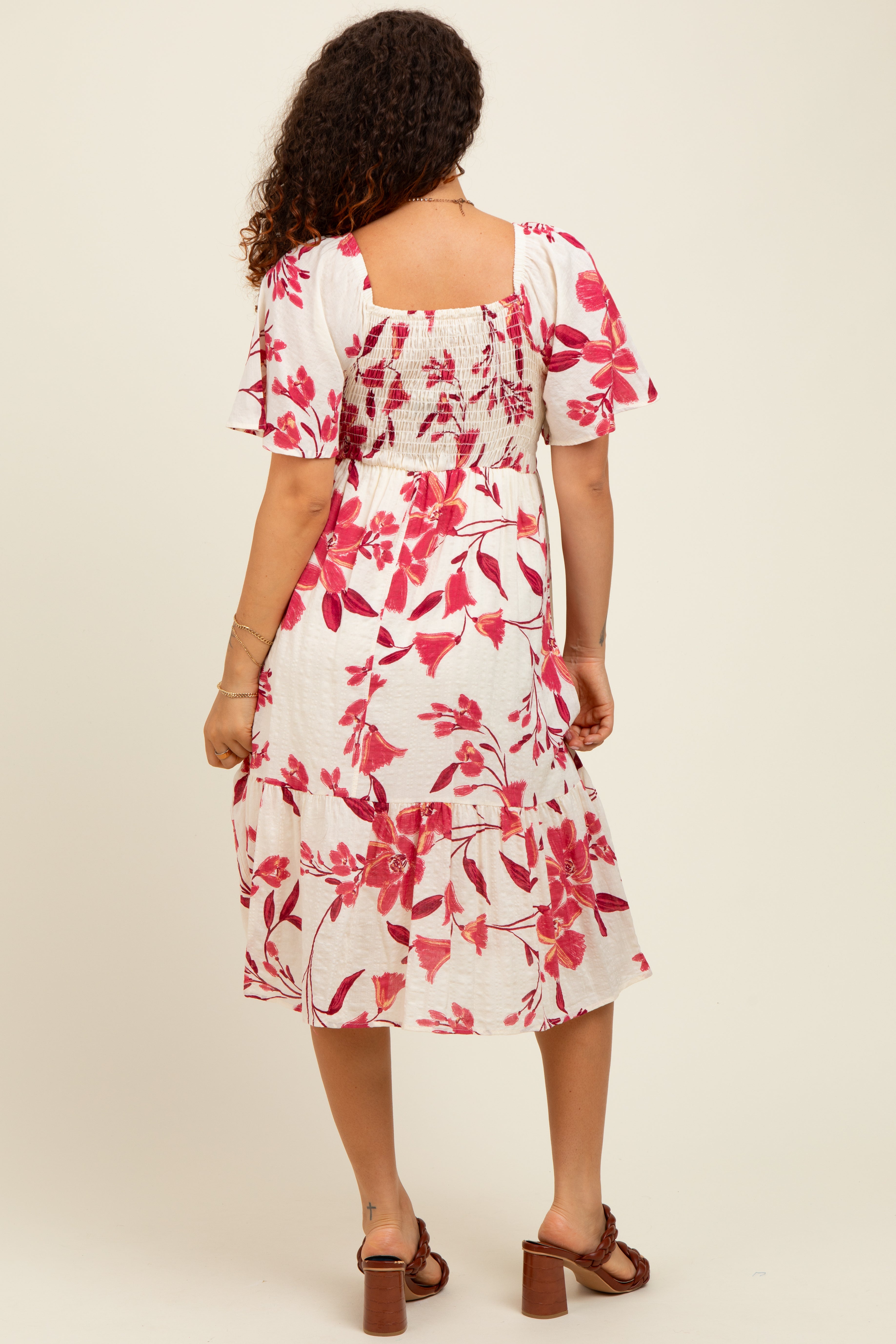 Fuchsiafarbenes Umstands-Midikleid mit Blumenmuster, Smok-Oberteil und Flügelärmeln