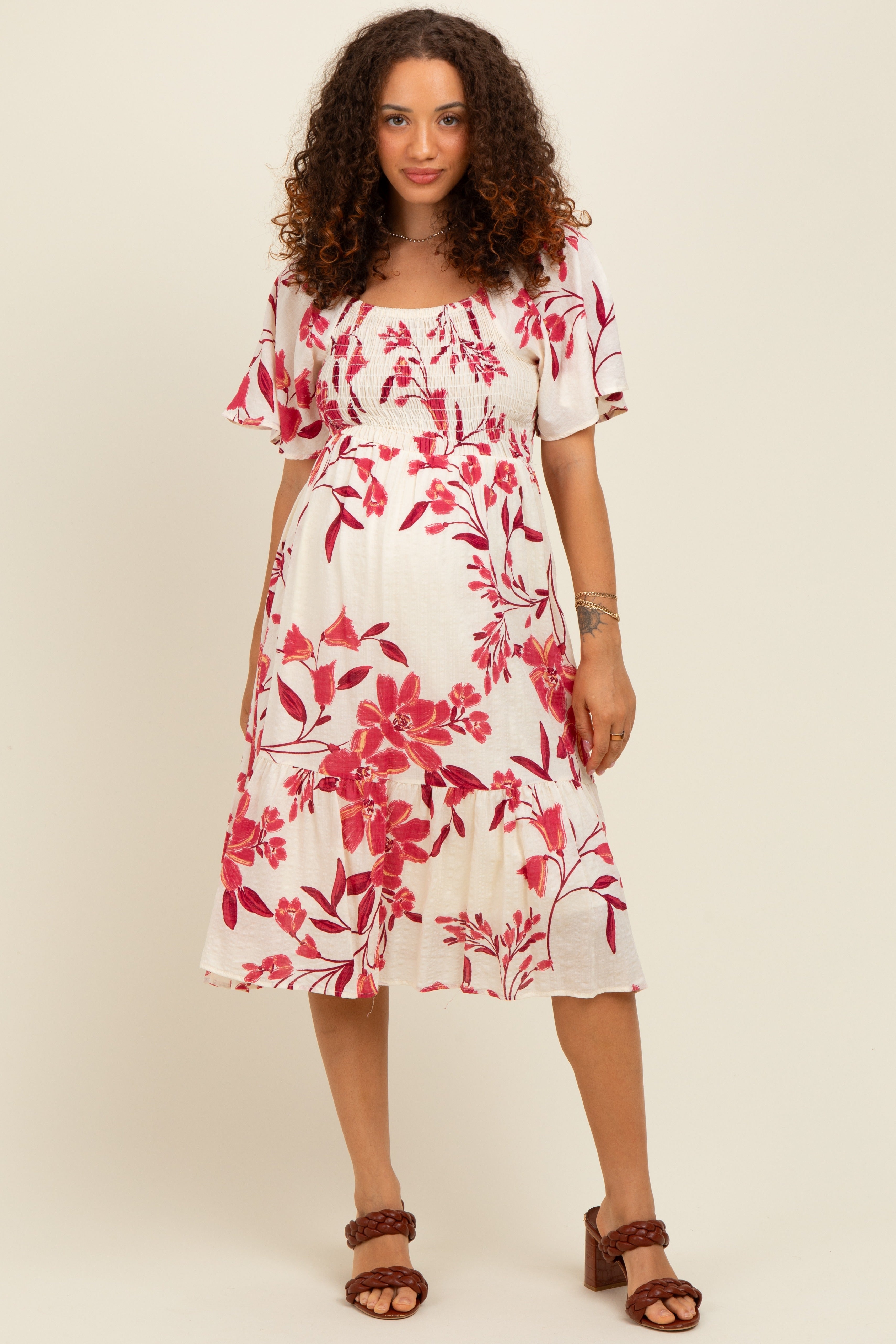 Fuchsiafarbenes Umstands-Midikleid mit Blumenmuster, Smok-Oberteil und Flügelärmeln