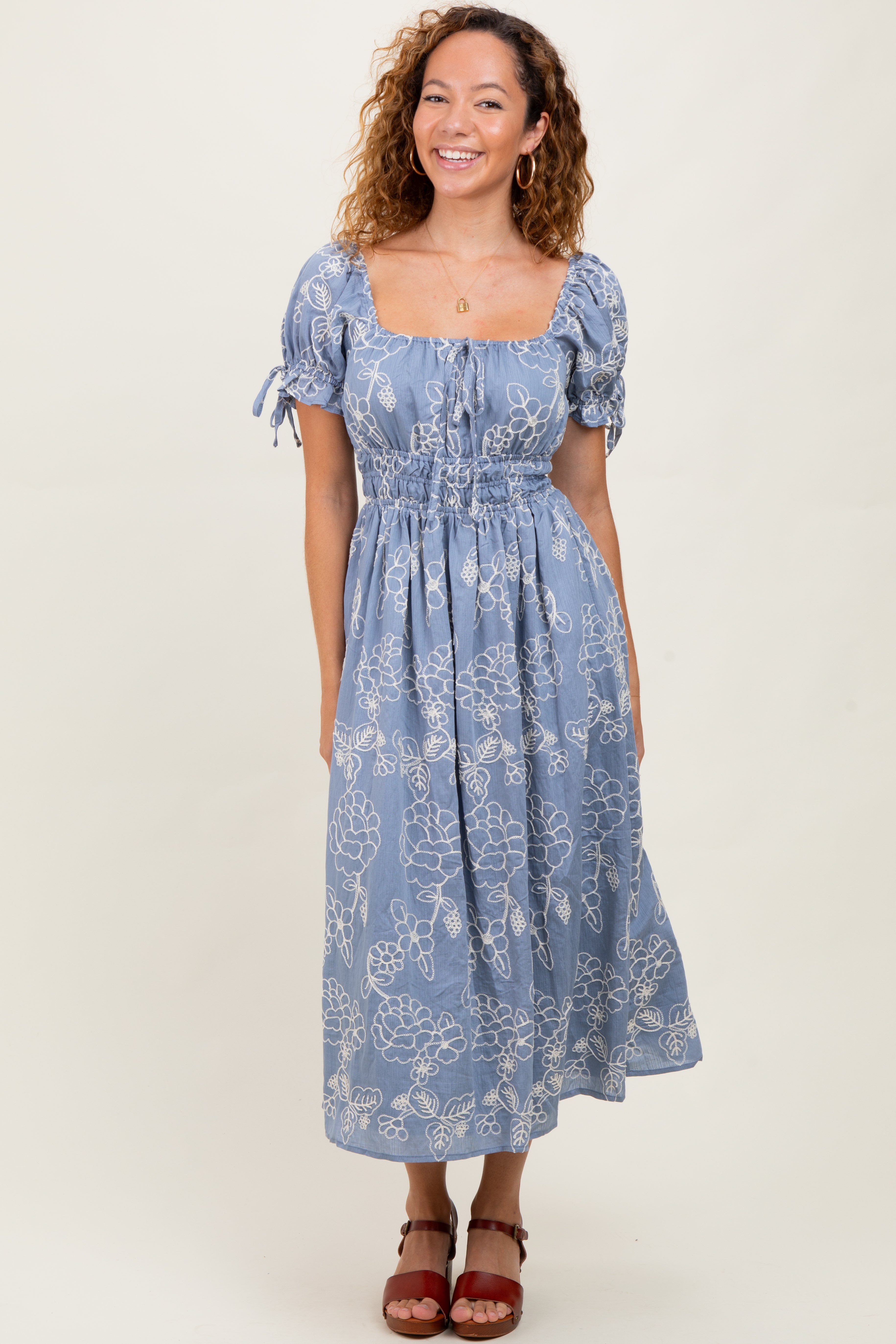 Jeansblaues Umstands-Midikleid mit floraler Stickerei