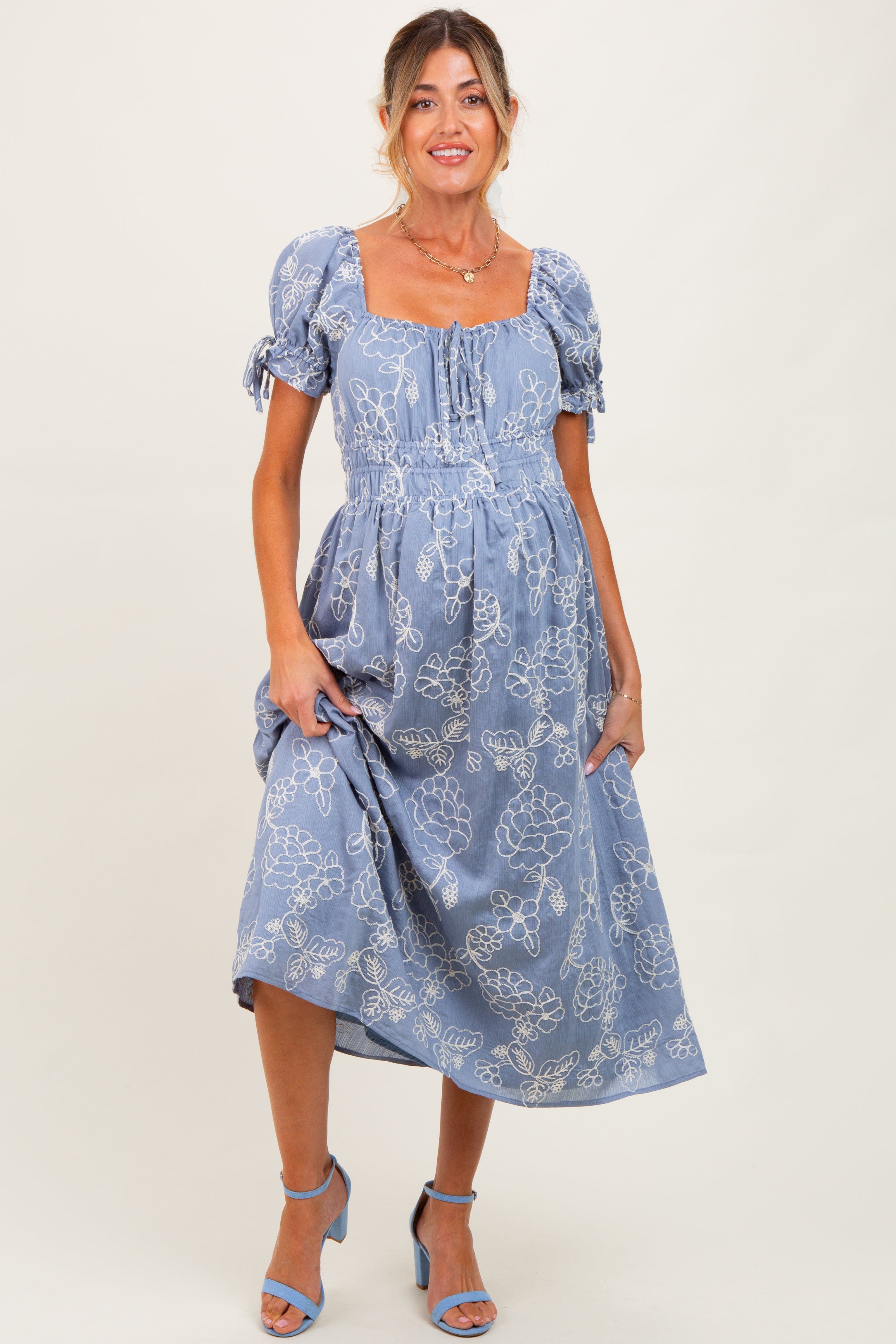 Jeansblaues Umstands-Midikleid mit floraler Stickerei