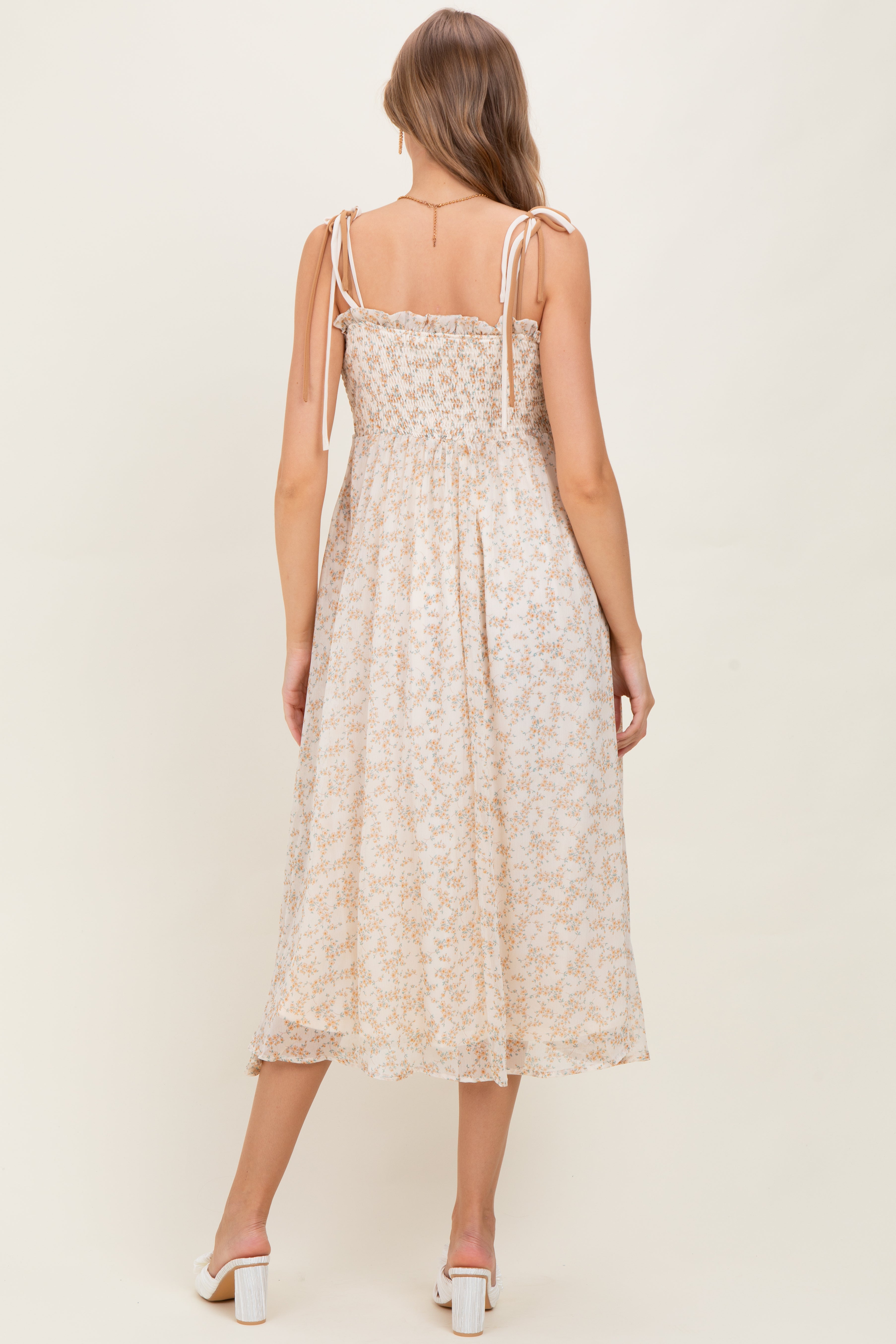 Gelbes Umstands-Maxikleid mit Garten-Blumendruck und Smok-Detail