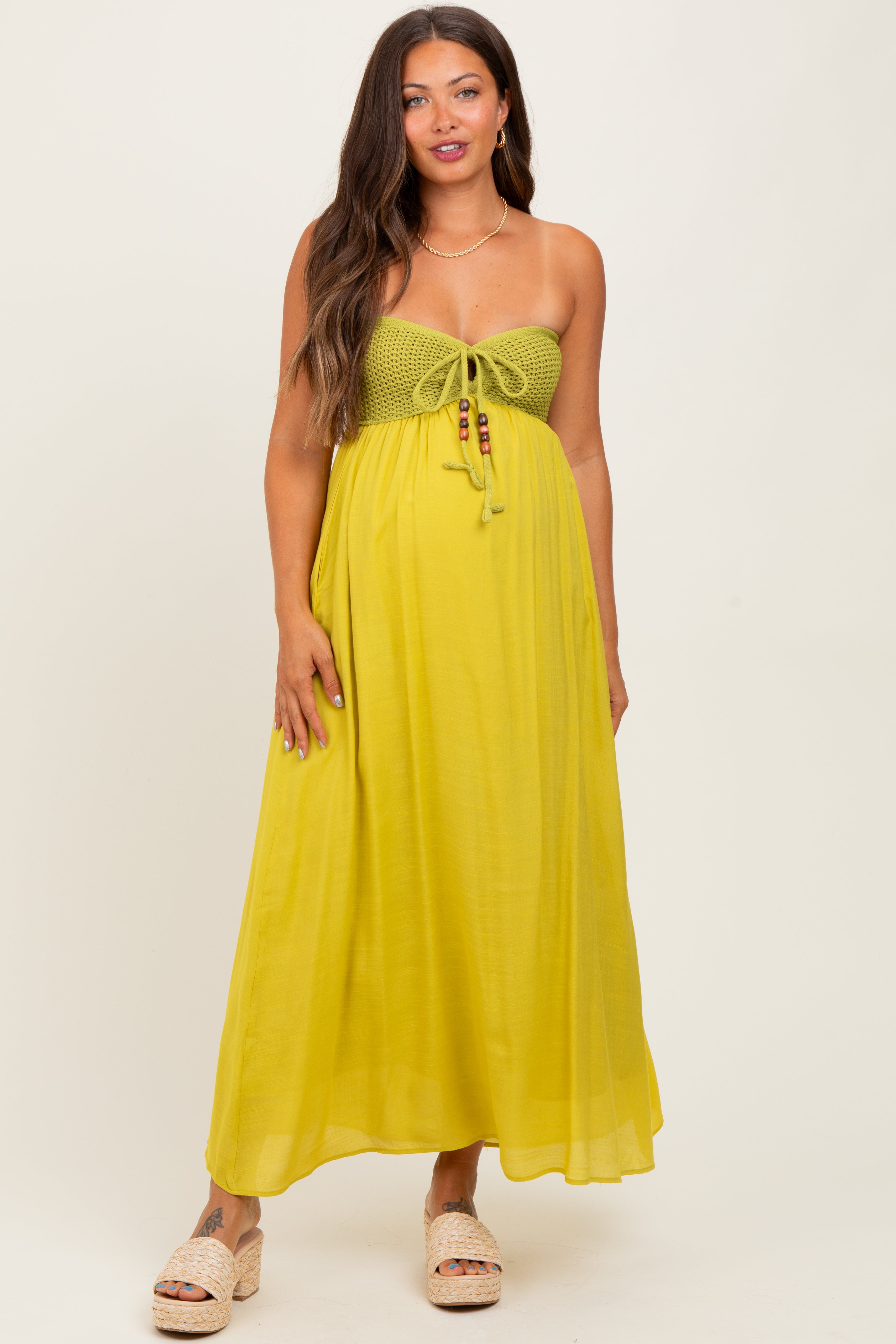 Lindgrünes Umstands-Maxikleid mit Häkeldetails und perlenbesetztem Neckholder