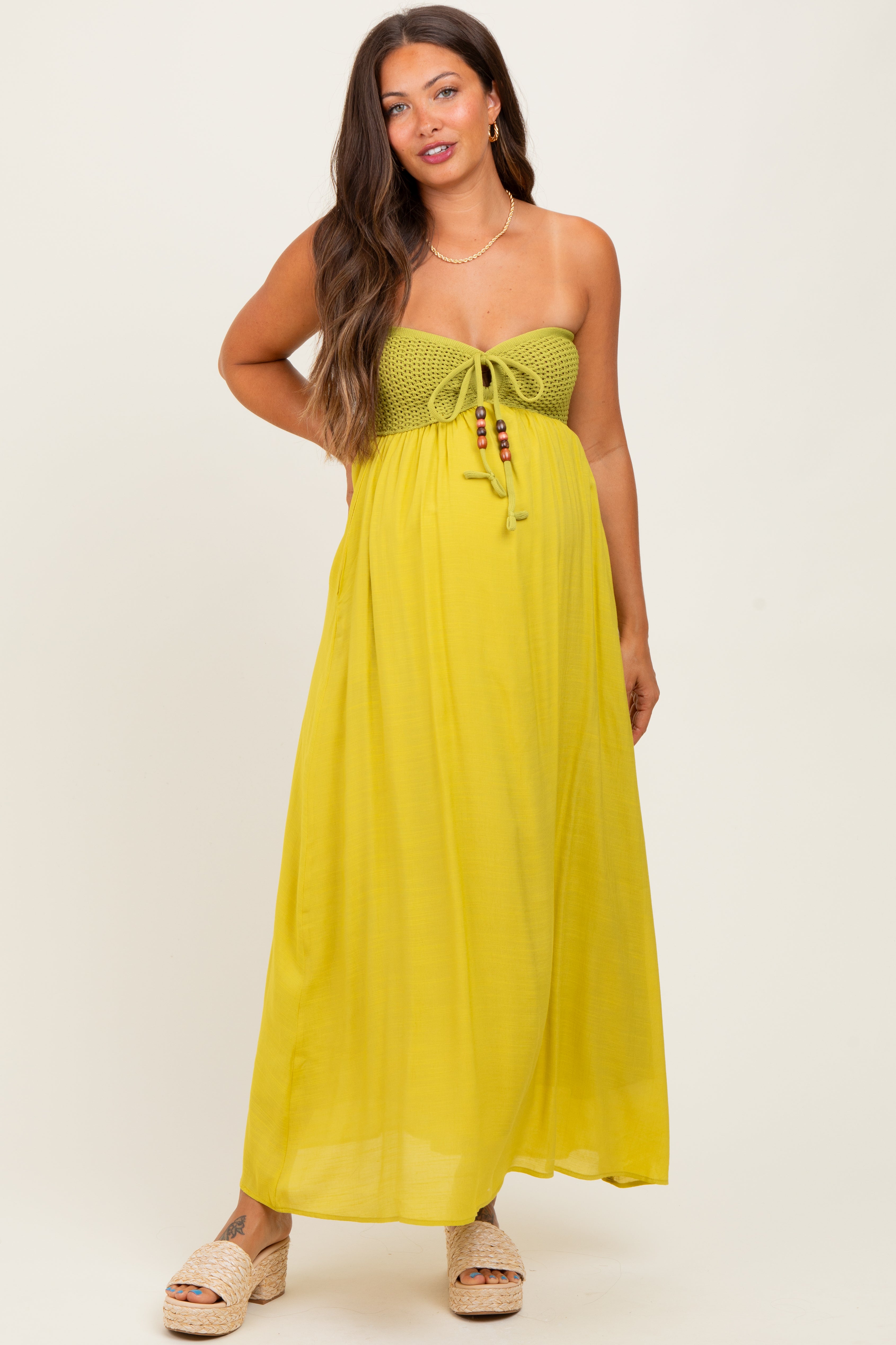 Lindgrünes Umstands-Maxikleid mit Häkeldetails und perlenbesetztem Neckholder