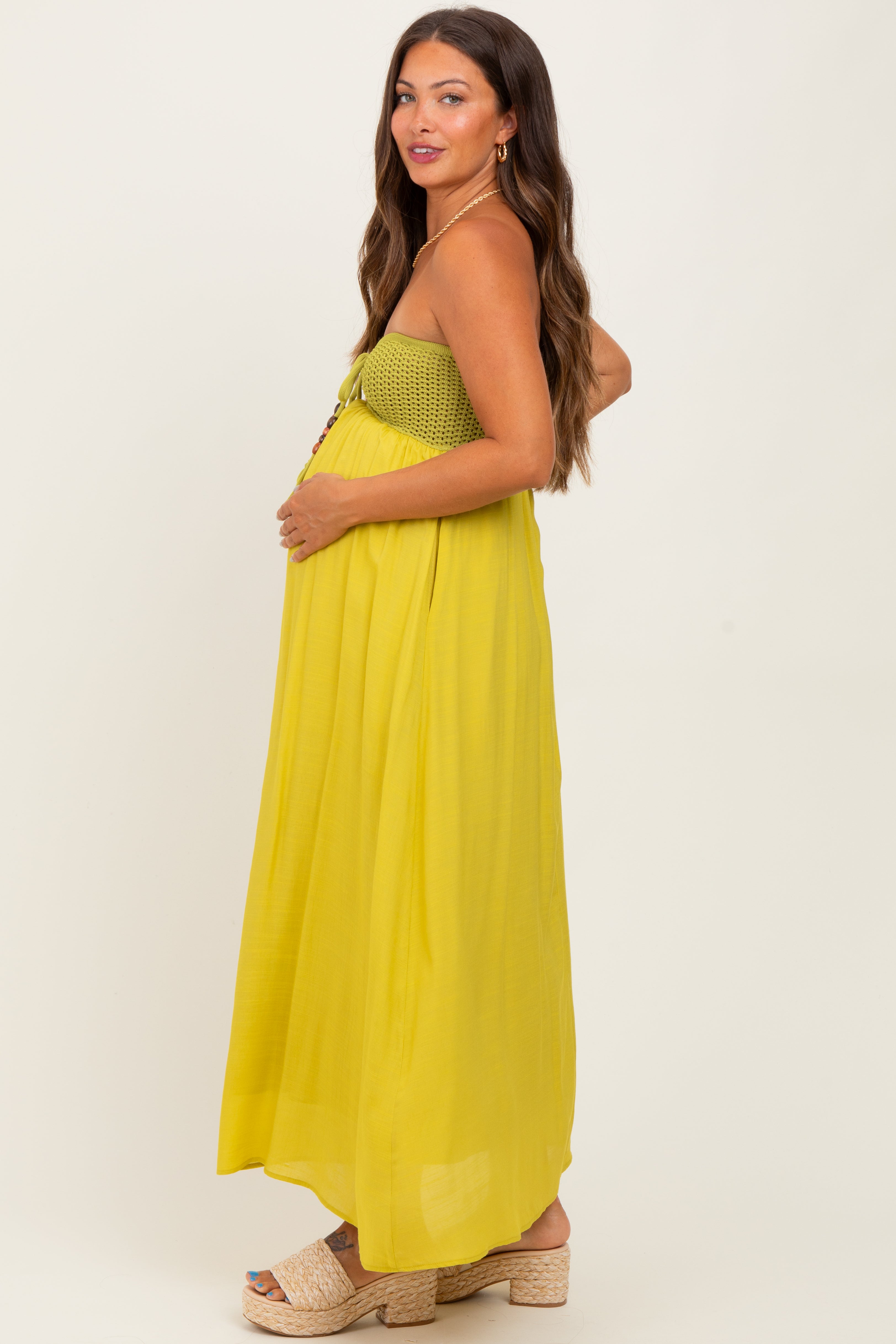 Lindgrünes Umstands-Maxikleid mit Häkeldetails und perlenbesetztem Neckholder