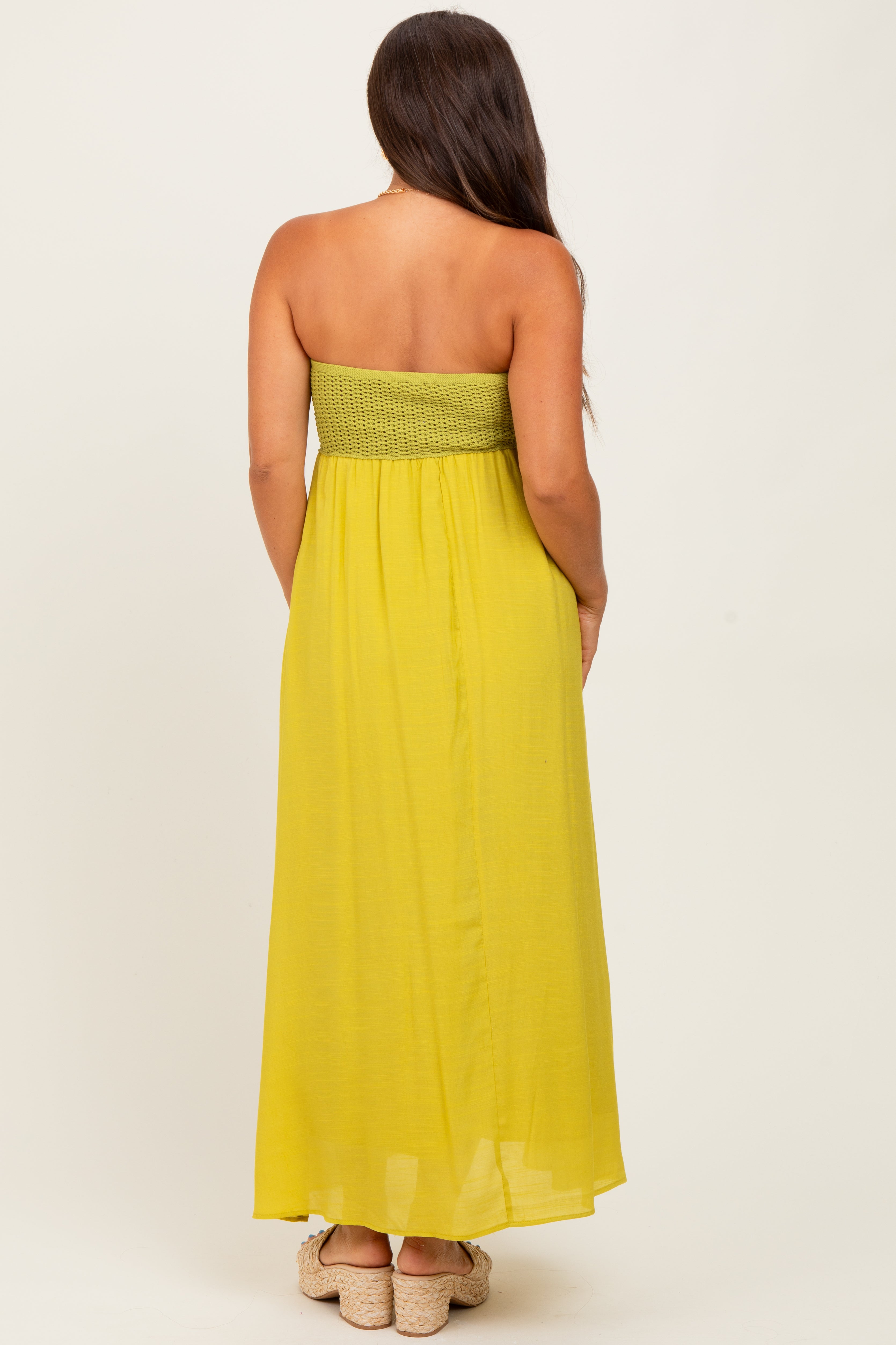 Lindgrünes Umstands-Maxikleid mit Häkeldetails und perlenbesetztem Neckholder