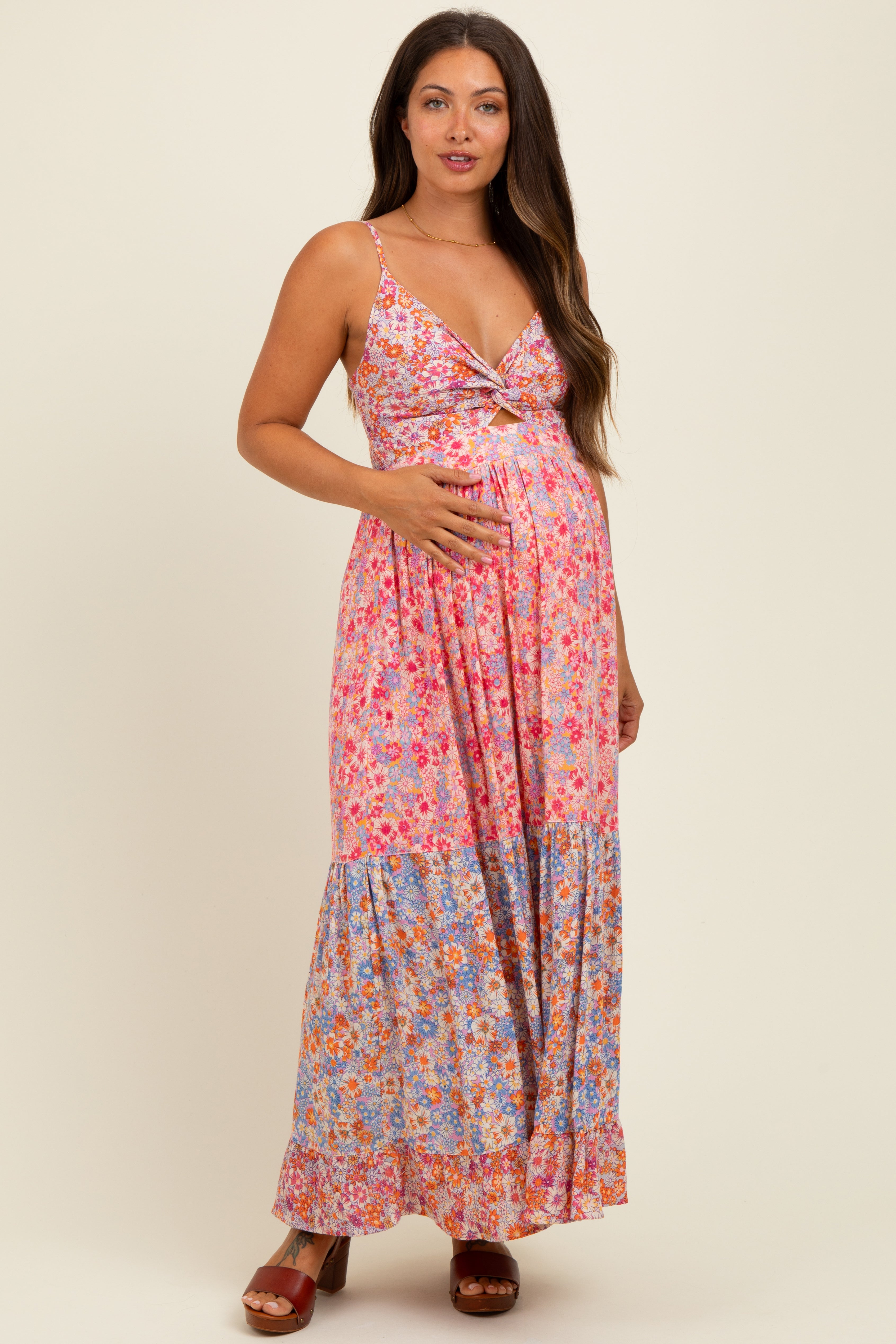 Rosa Umstands-Maxikleid mit Blumenmuster, Twist-Front, Cut-out und Stufenrock