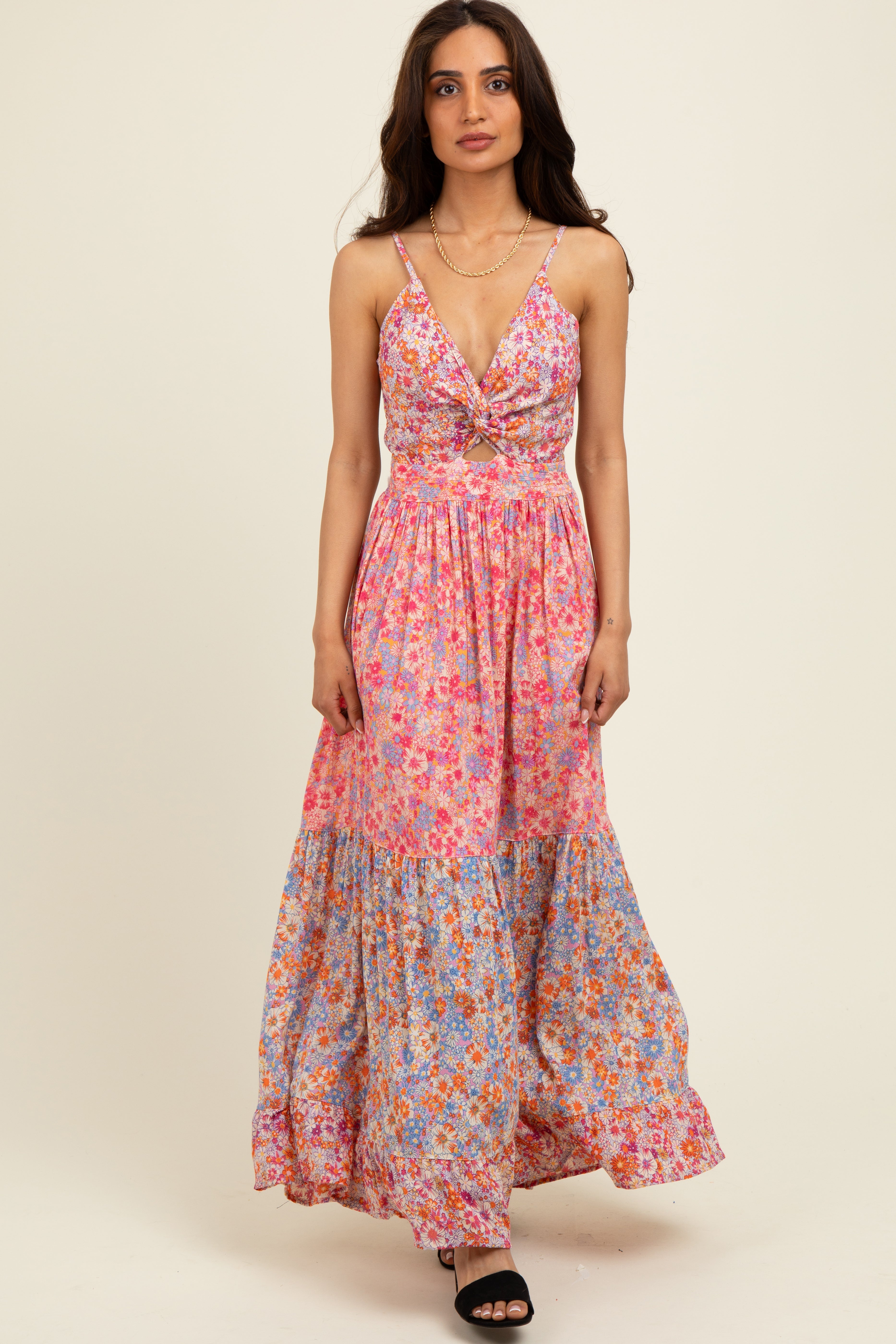 Rosa Umstands-Maxikleid mit Blumenmuster, Twist-Front, Cut-out und Stufenrock