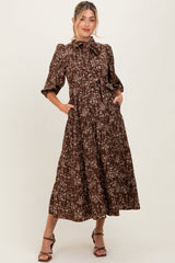 Braunes Umstands-Midikleid mit Blumenmuster und Schleife am Ausschnitt