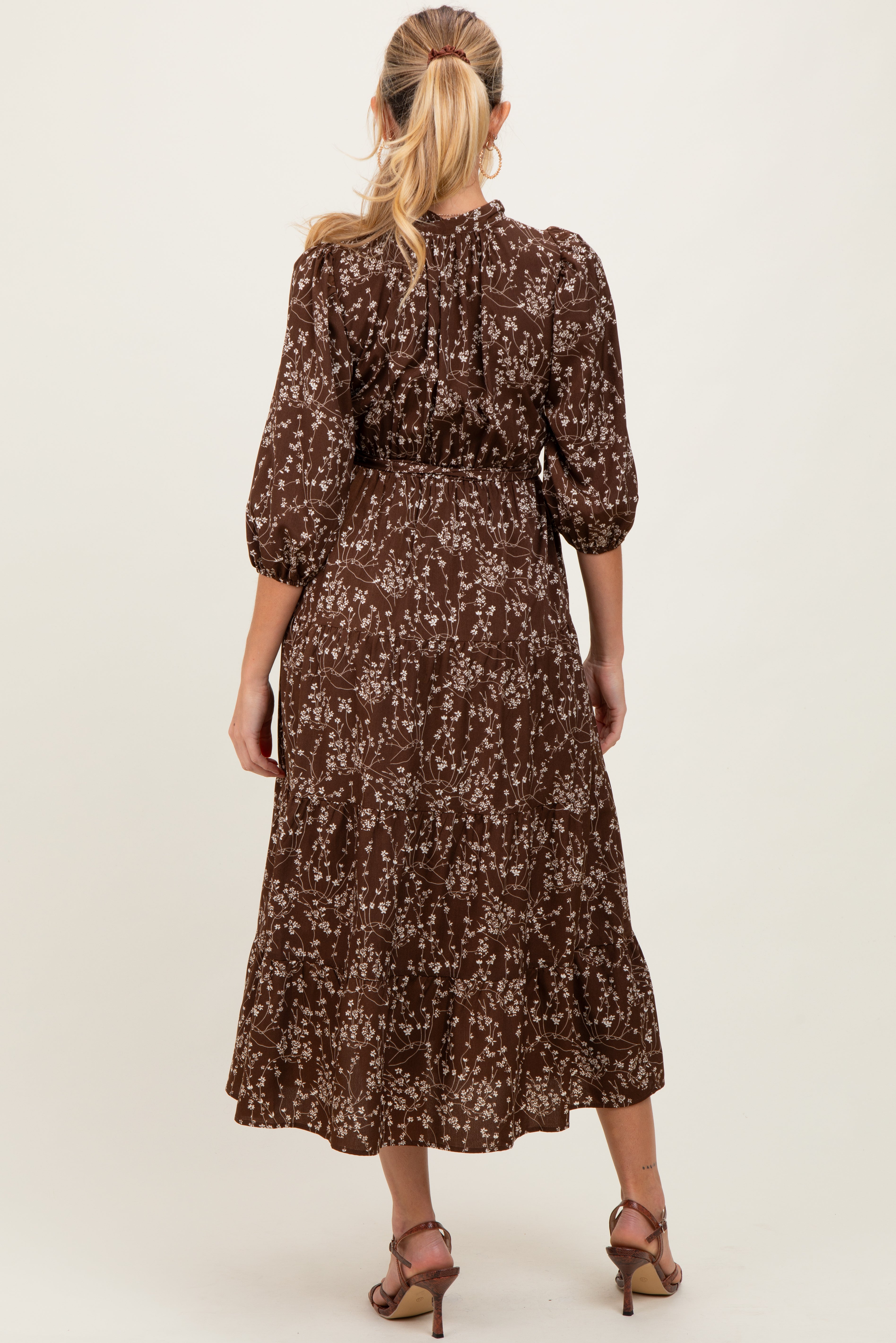 Braunes Umstands-Midikleid mit Blumenmuster und Schleife am Ausschnitt