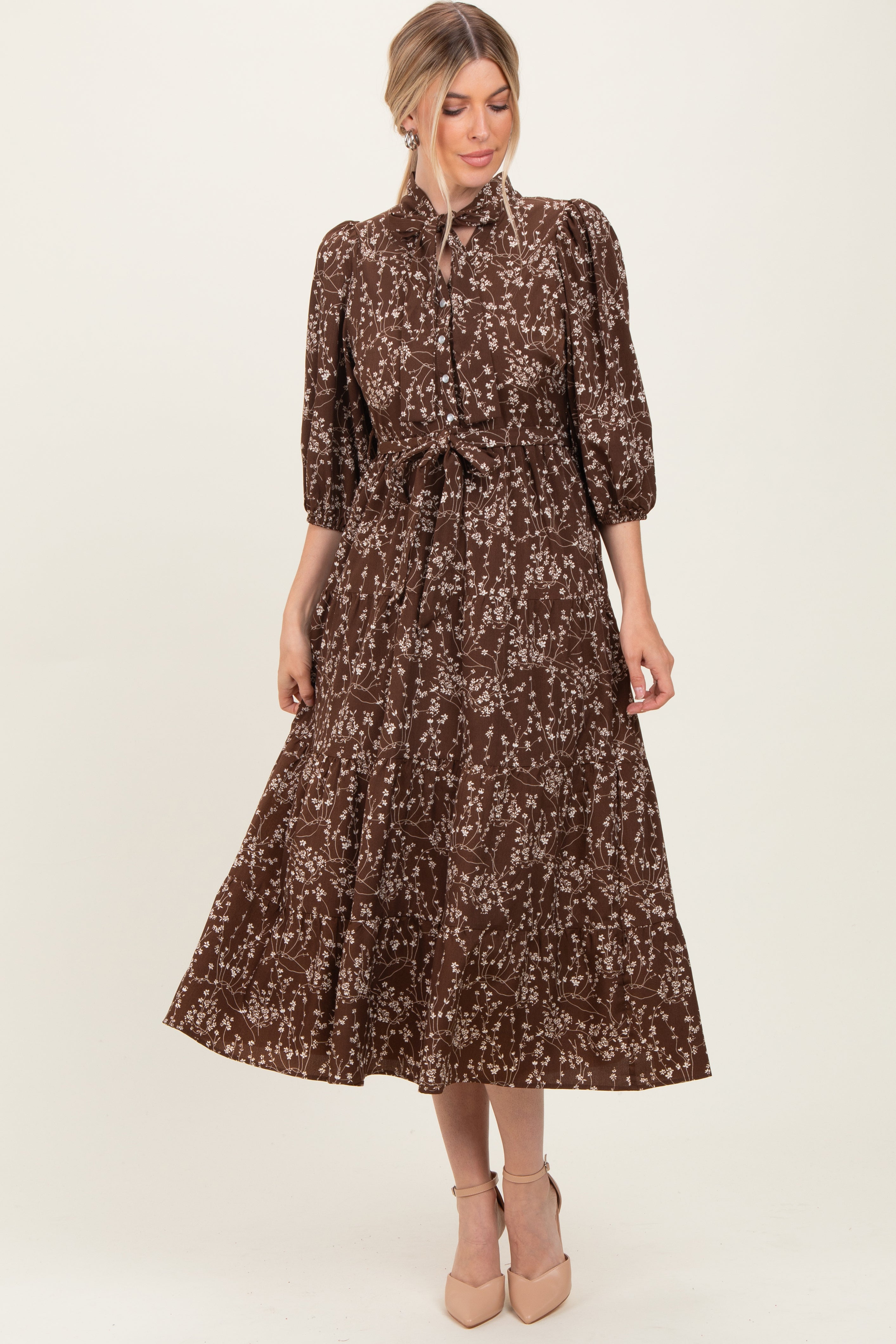 Braunes Umstands-Midikleid mit Blumenmuster und Schleife am Ausschnitt