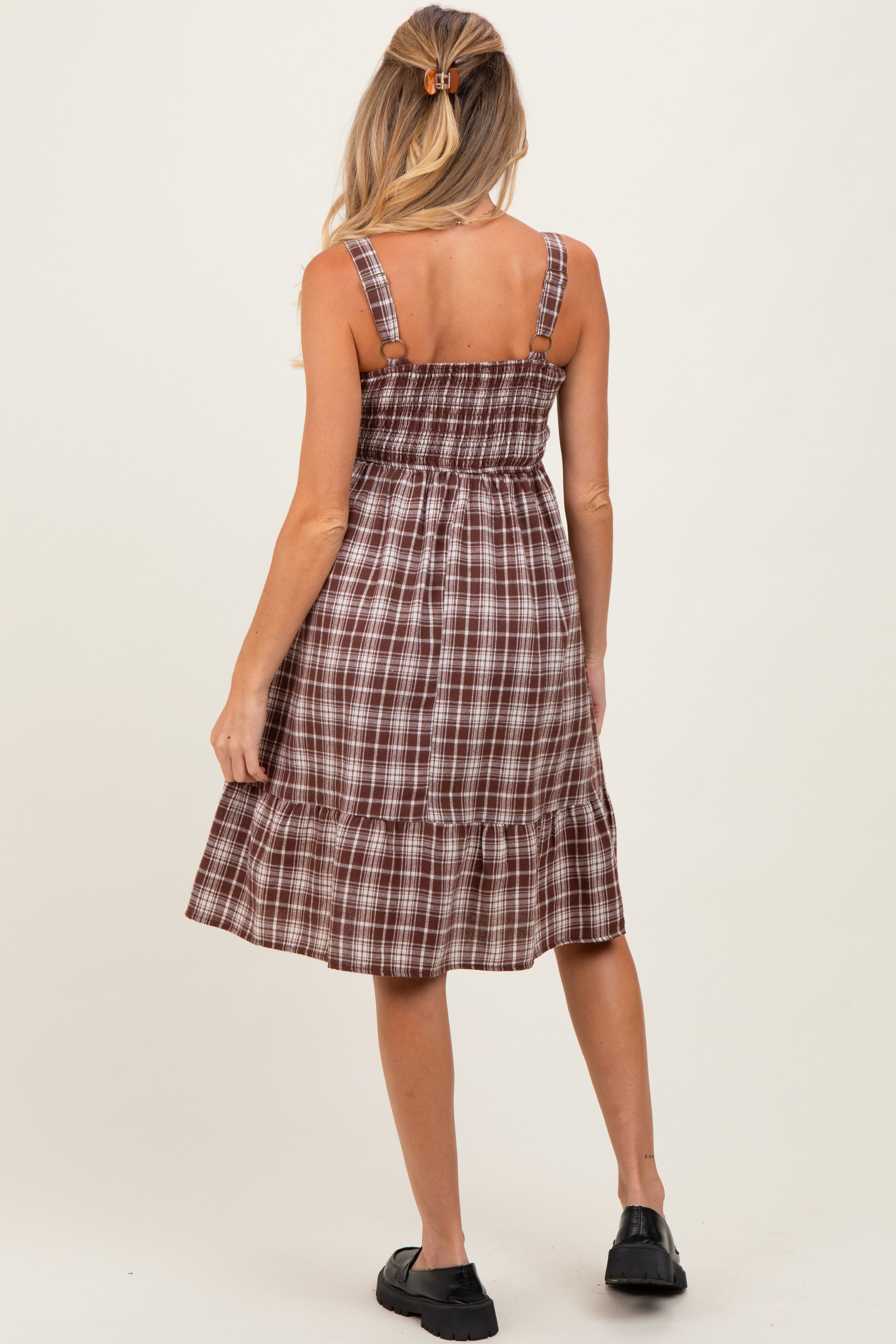 Braunes Umstands-Midikleid mit Karomuster und eckigem Ausschnitt
