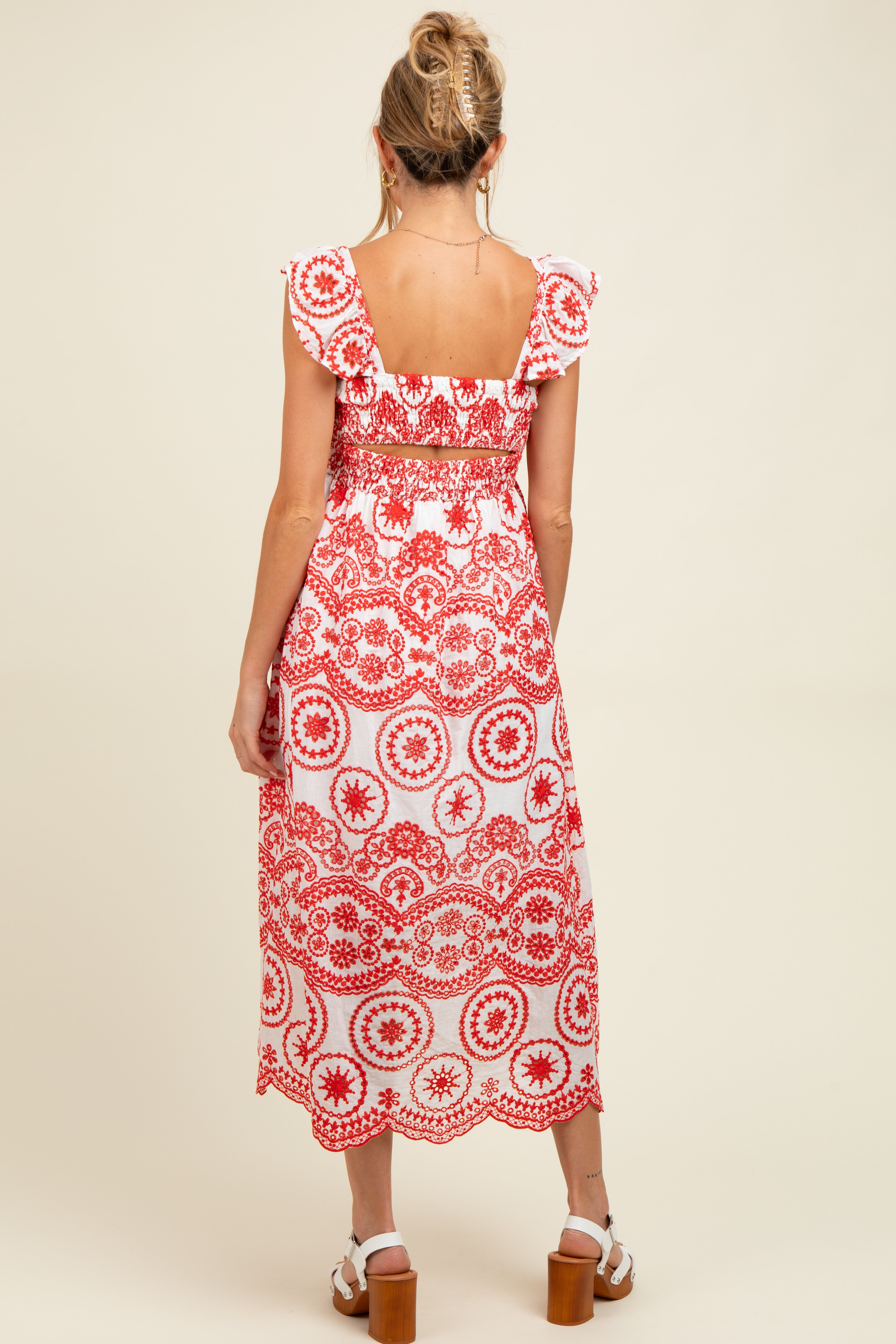 Besticktes Umstands-Midikleid mit Smok-Detail und Cut-out in Rot