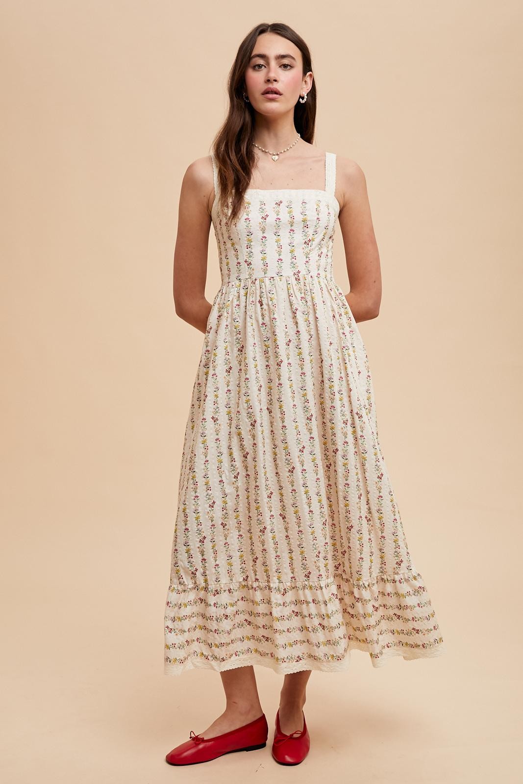 Geblümtes Umstands-Maxikleid aus strukturierter Baumwolle mit Spitzenbesatz in Creme