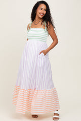 Gestreiftes Umstands-Maxikleid im Colour-Block-Design mit Schulterbindung in Lavendel