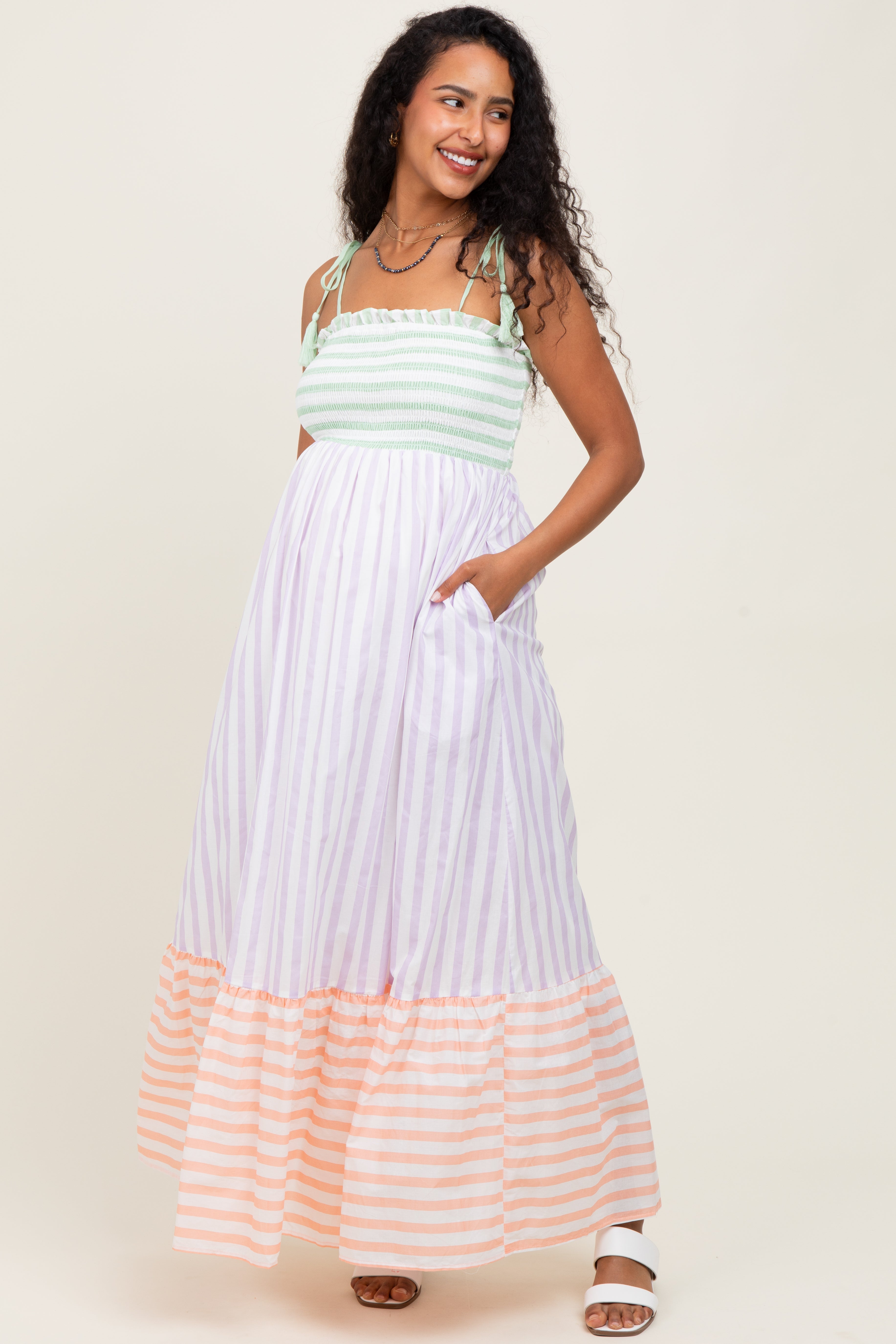 Gestreiftes Umstands-Maxikleid im Colour-Block-Design mit Schulterbindung in Lavendel