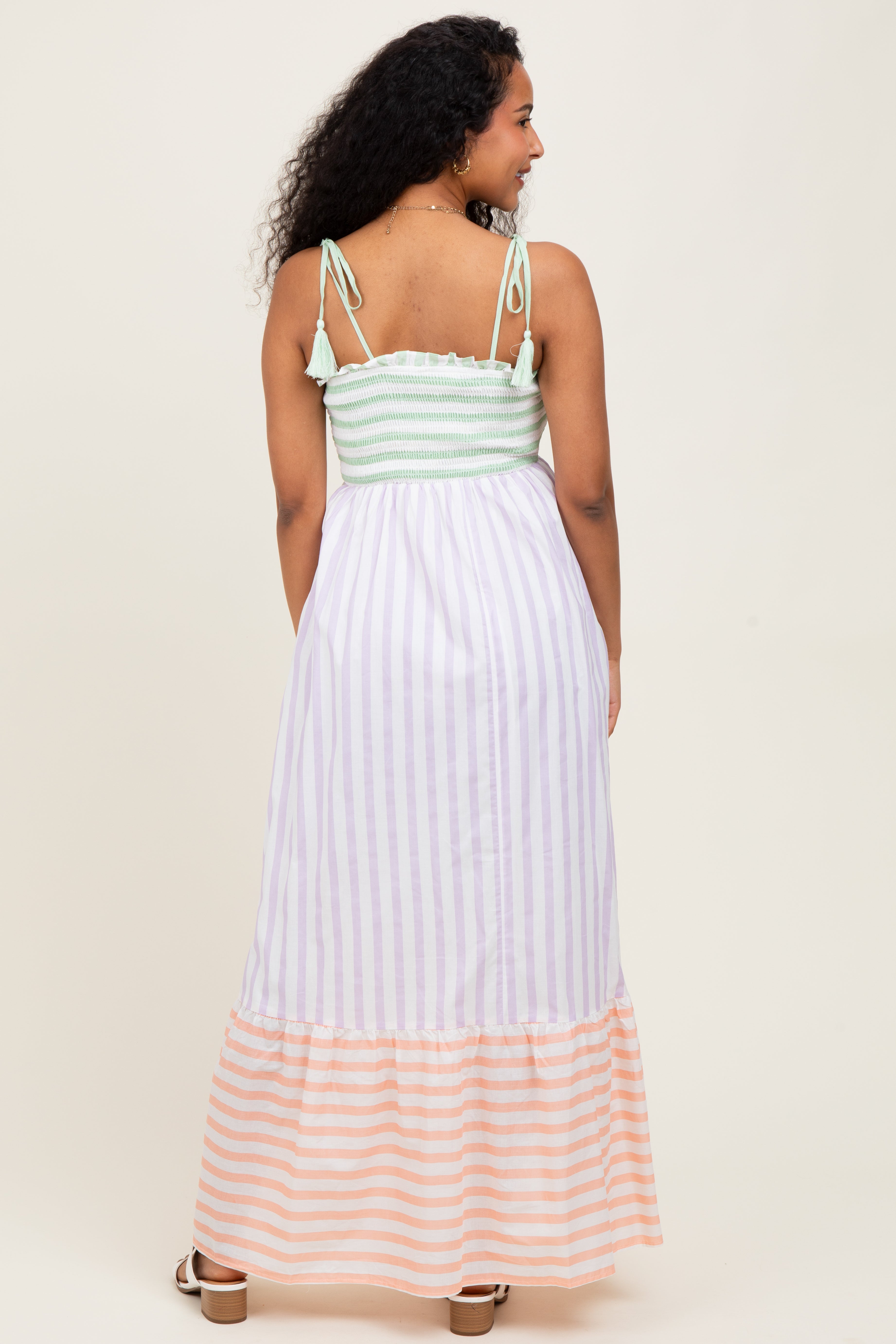Gestreiftes Umstands-Maxikleid im Colour-Block-Design mit Schulterbindung in Lavendel