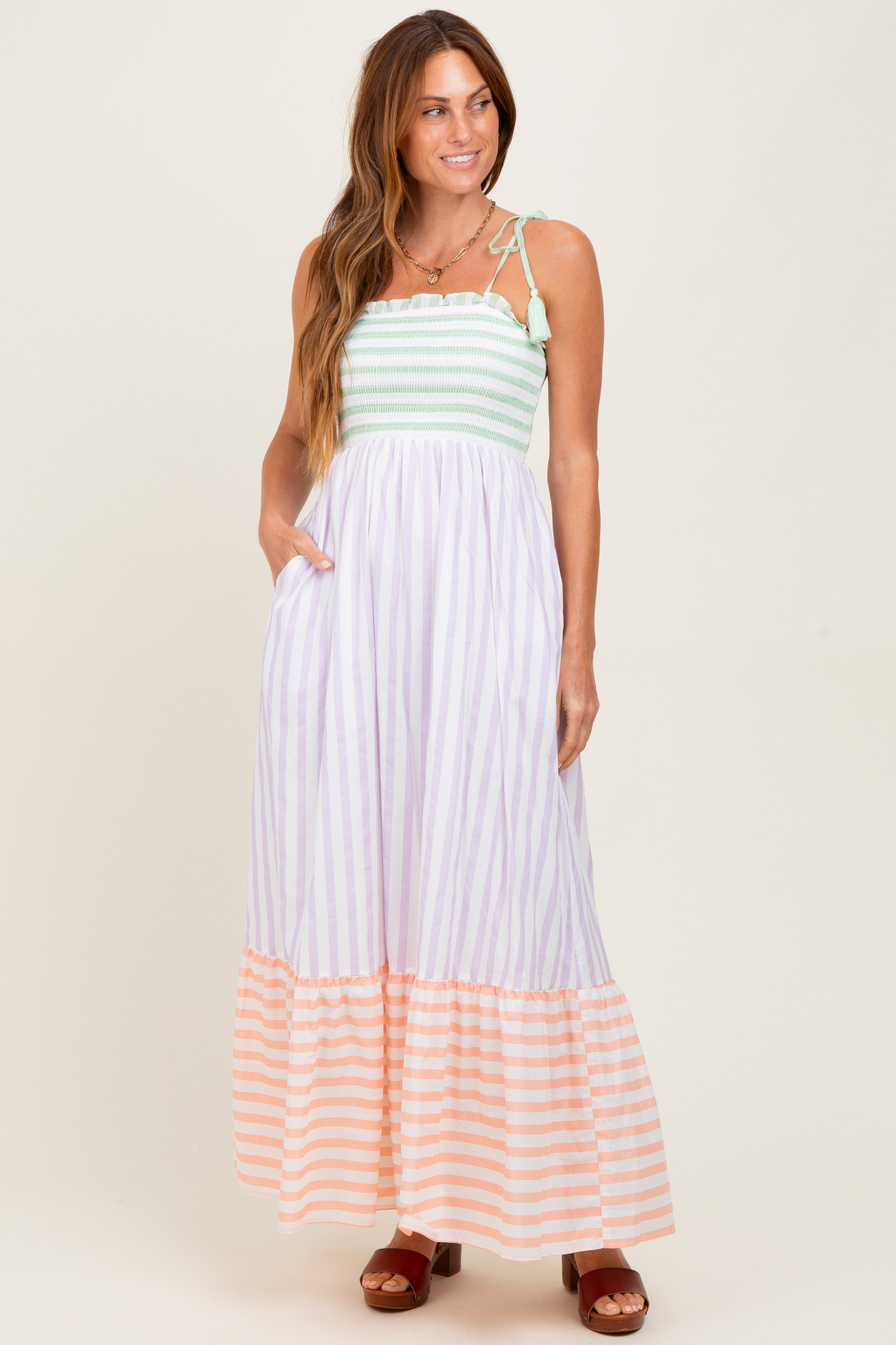 Gestreiftes Umstands-Maxikleid im Colour-Block-Design mit Schulterbindung in Lavendel