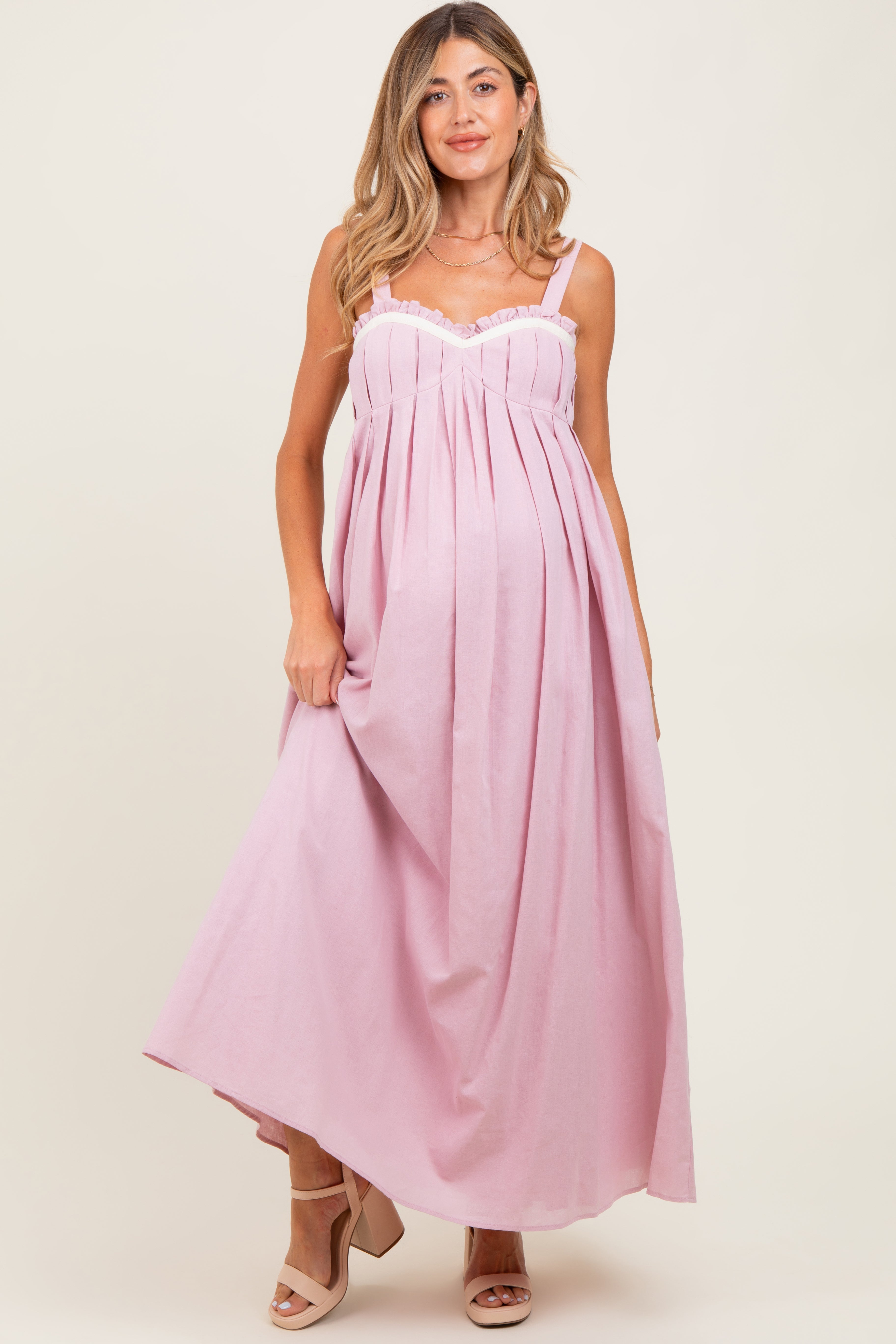 Umstands-Maxikleid mit Herzausschnitt und offenem Rücken in Zartrosa