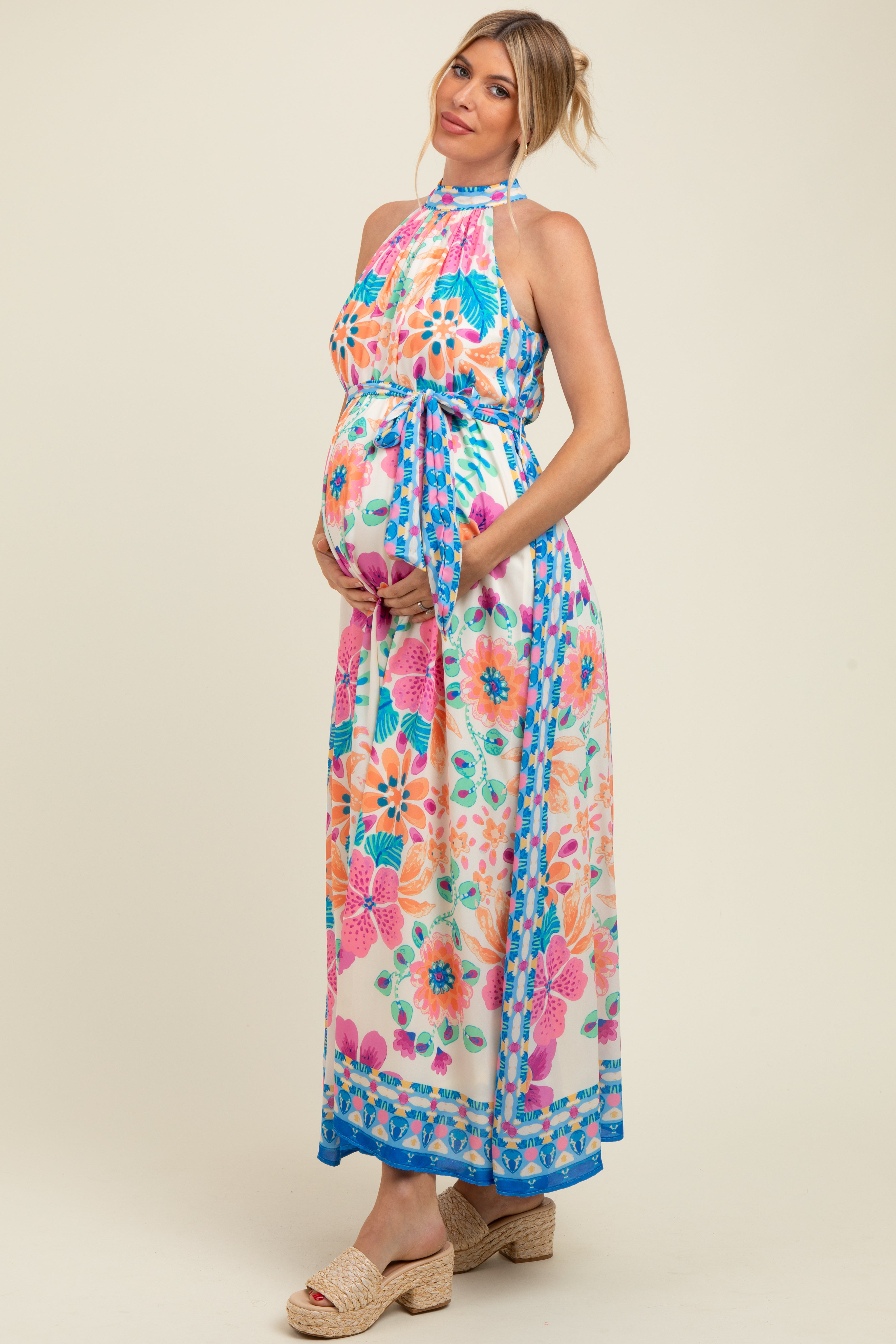 Umstands-Maxikleid mit Blumenbordüre und Neckholder-Ausschnitt