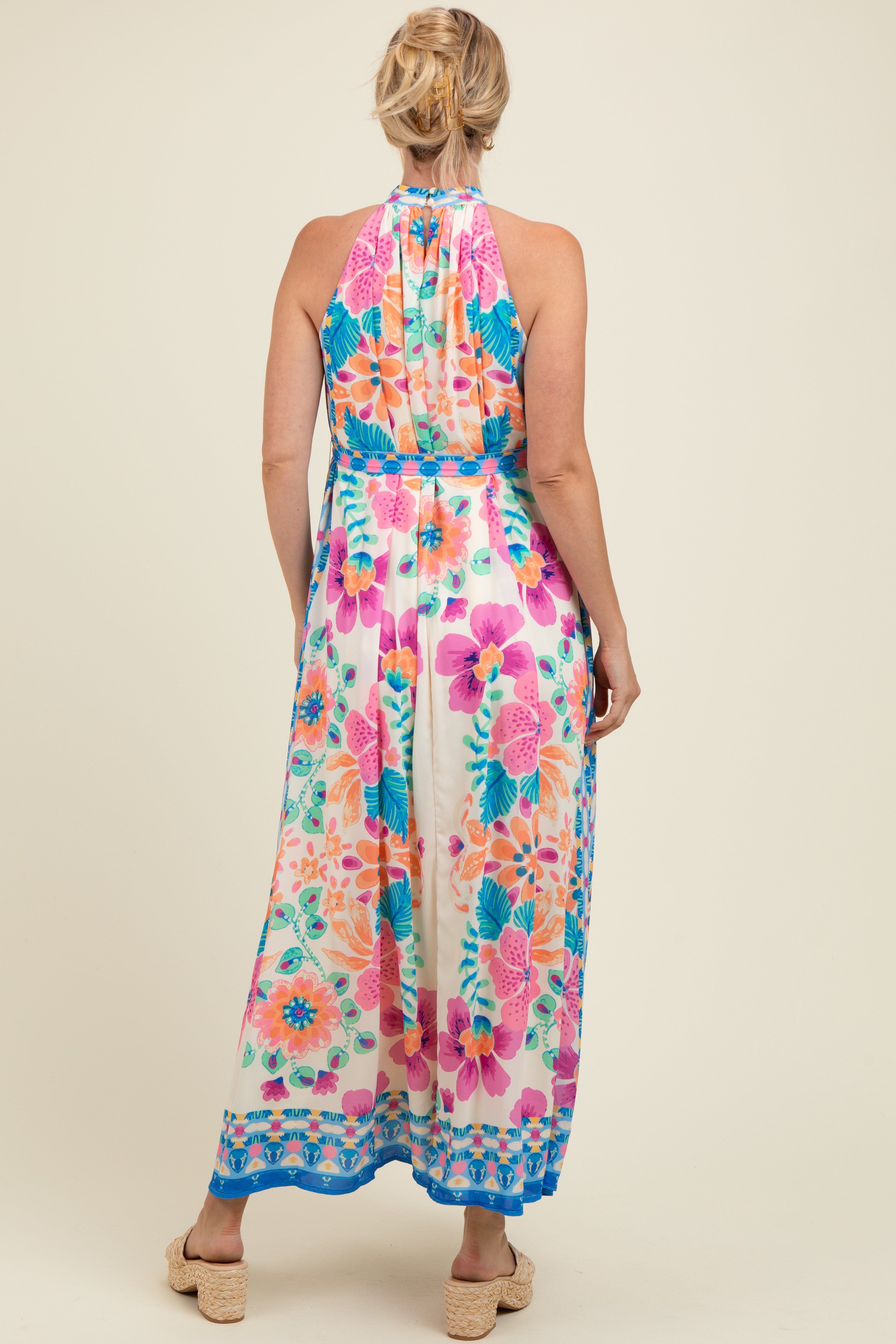 Umstands-Maxikleid mit Blumenbordüre und Neckholder-Ausschnitt