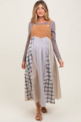 Umstands-Latzkleid aus Denim mit Karo- und Colorblock-Muster in Mokka