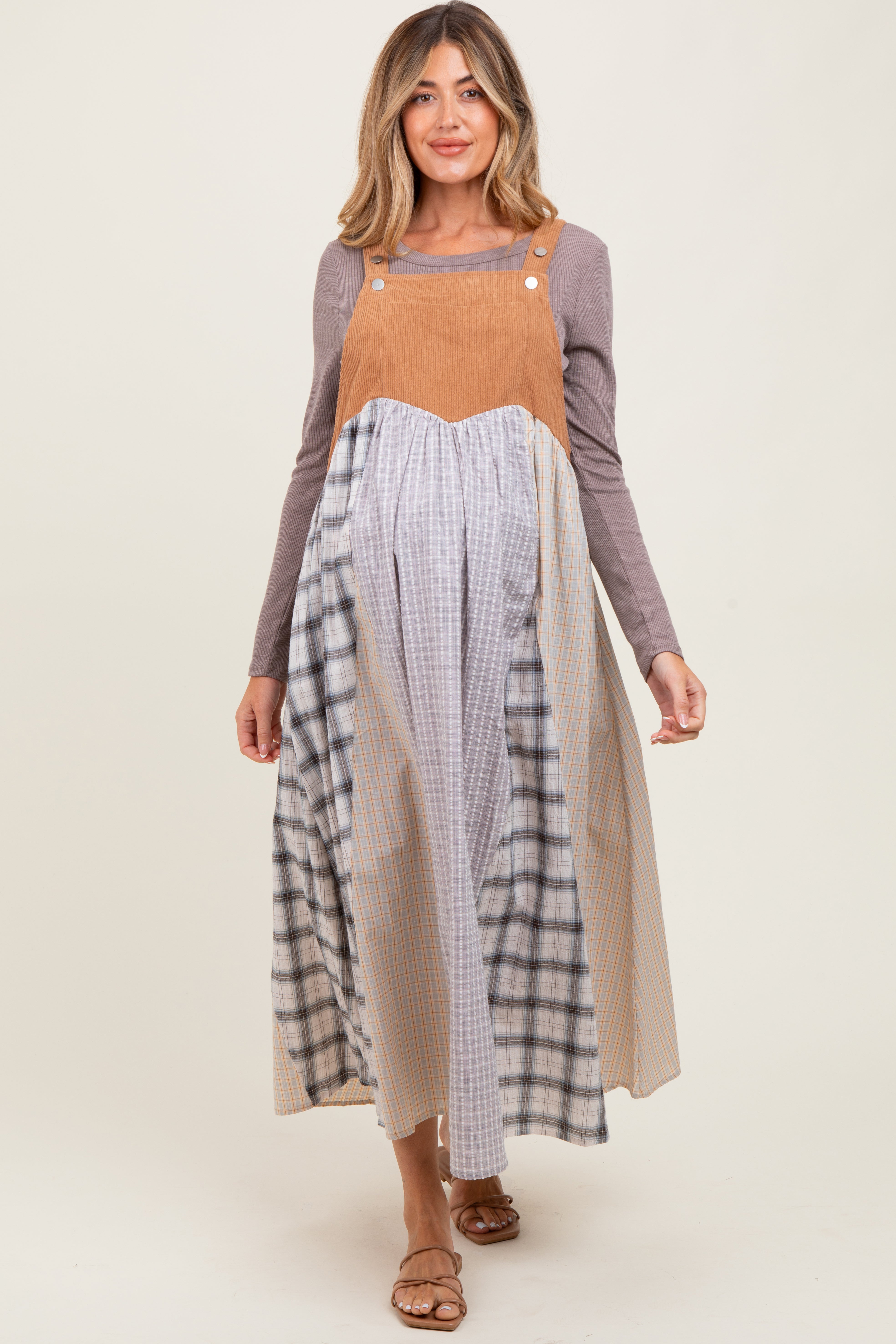 Umstands-Latzkleid aus Denim mit Karo- und Colorblock-Muster in Mokka