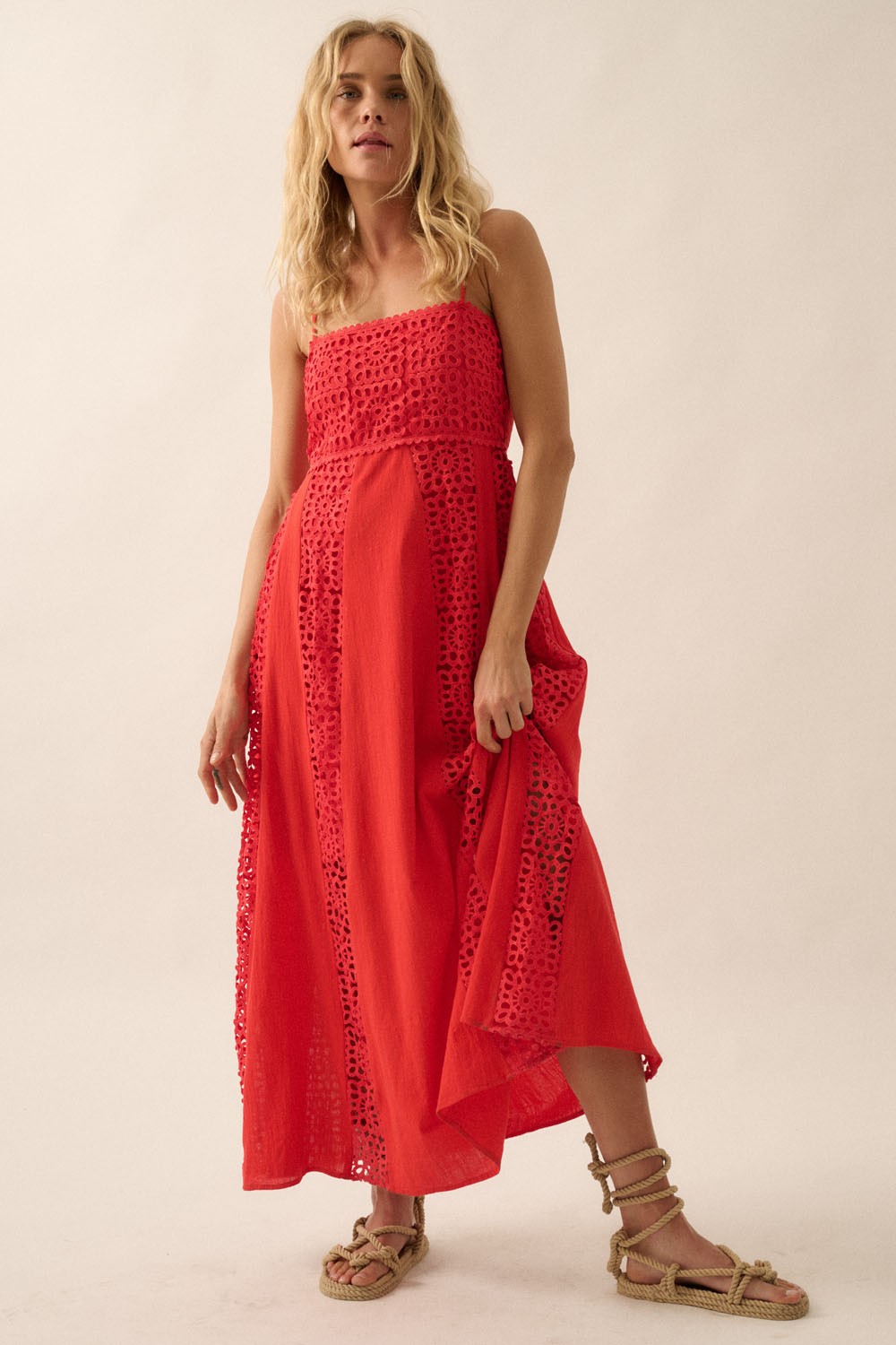 Korallenrotes Umstands-Maxikleid mit Häkelspitzen-Einsätzen