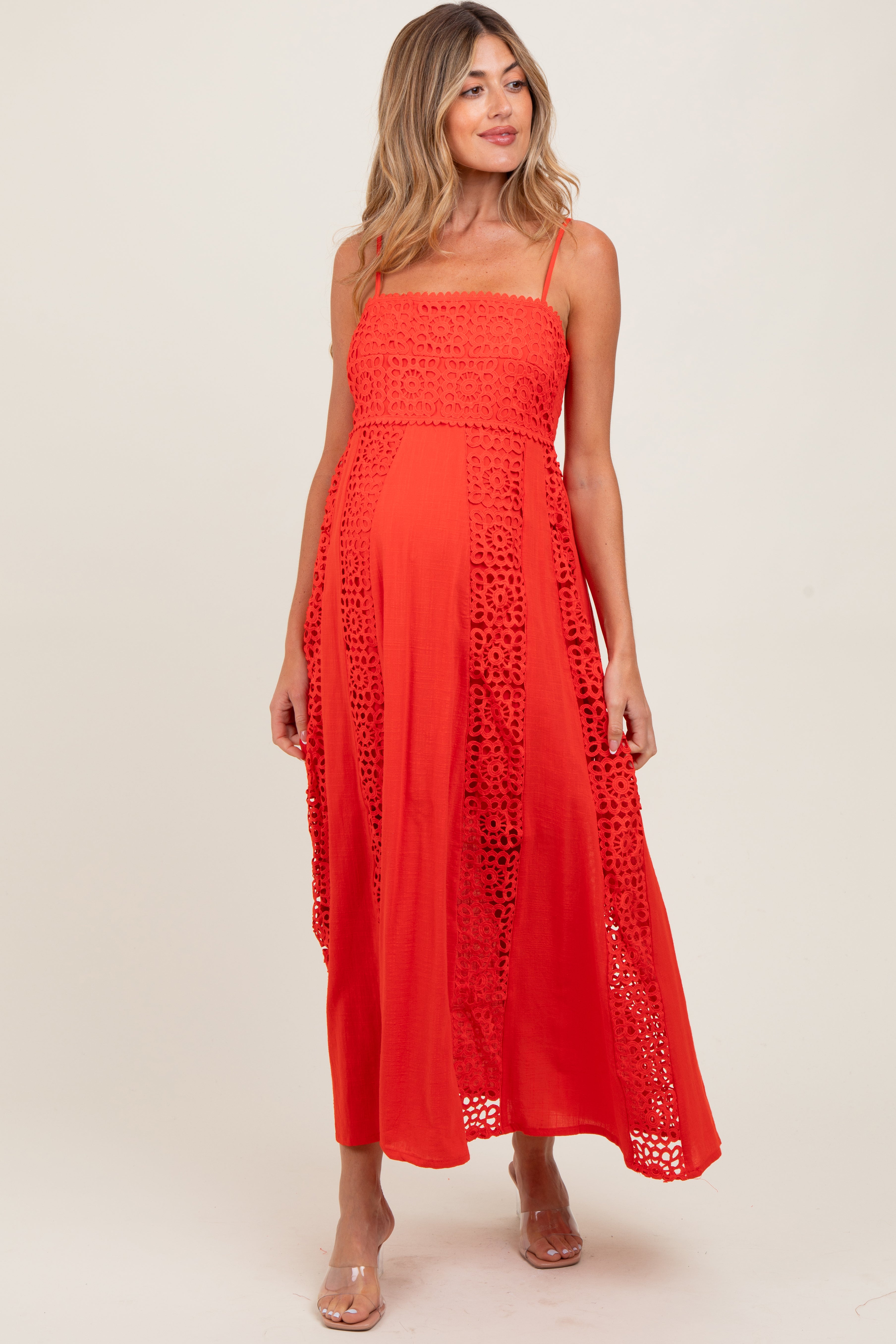 Korallenrotes Umstands-Maxikleid mit Häkelspitzen-Einsätzen