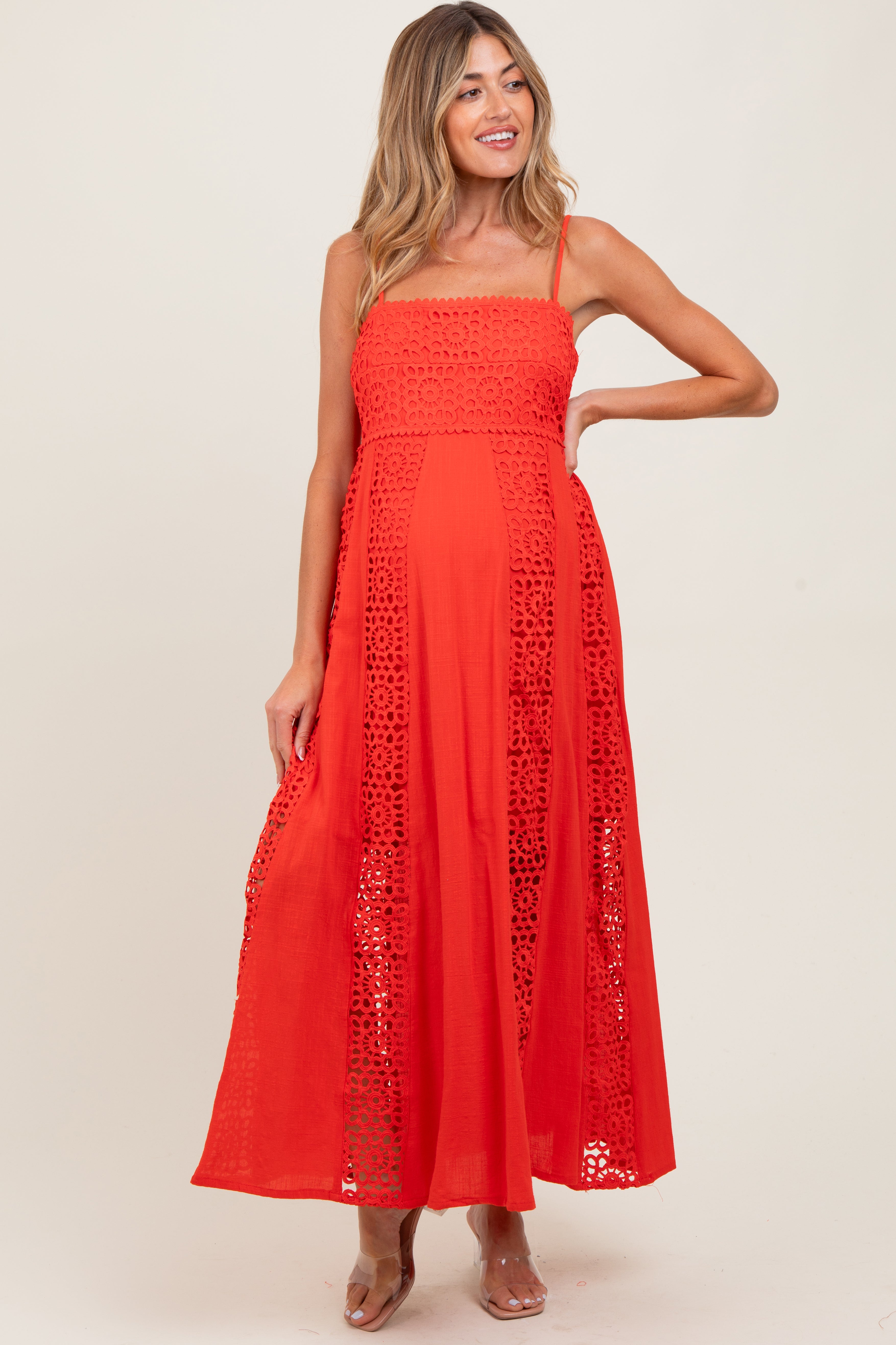 Korallenrotes Umstands-Maxikleid mit Häkelspitzen-Einsätzen