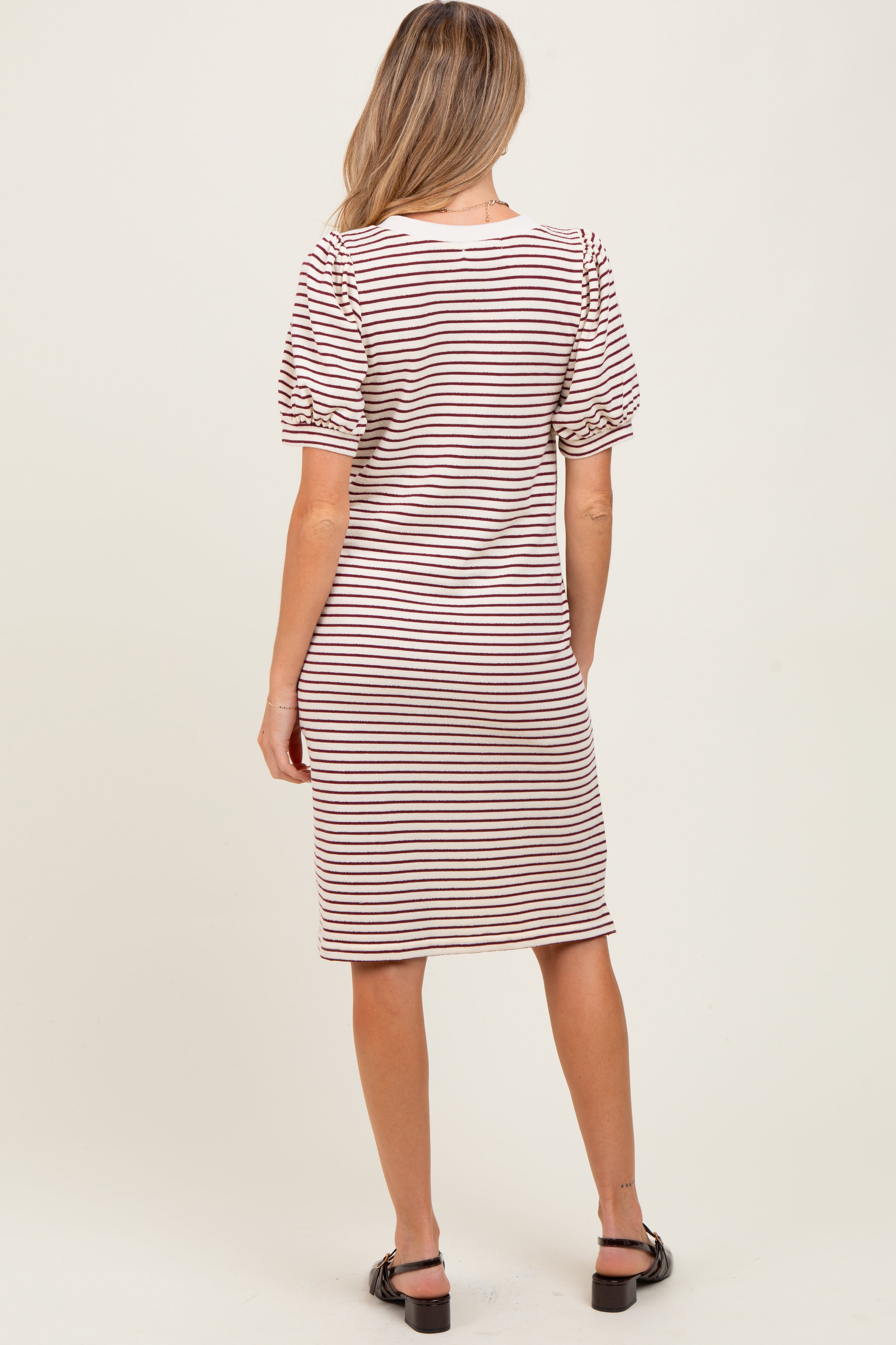 Umstands-Midi-T-Shirt-Kleid mit Streifen und Puffärmeln in Bordeaux
