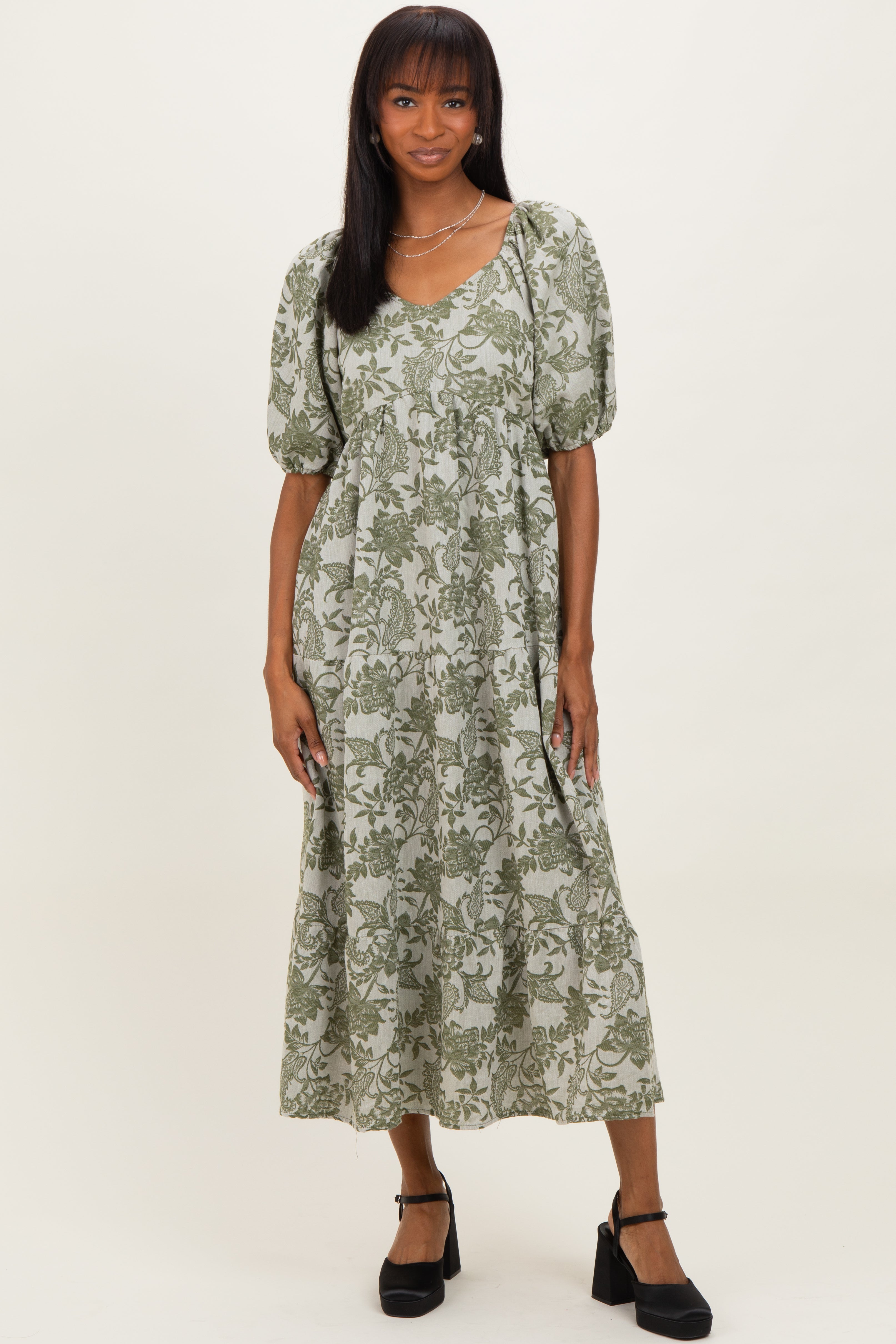 Olivfarbenes geblümtes Umstands-Midikleid mit V-Ausschnitt und 3/4-Ärmeln