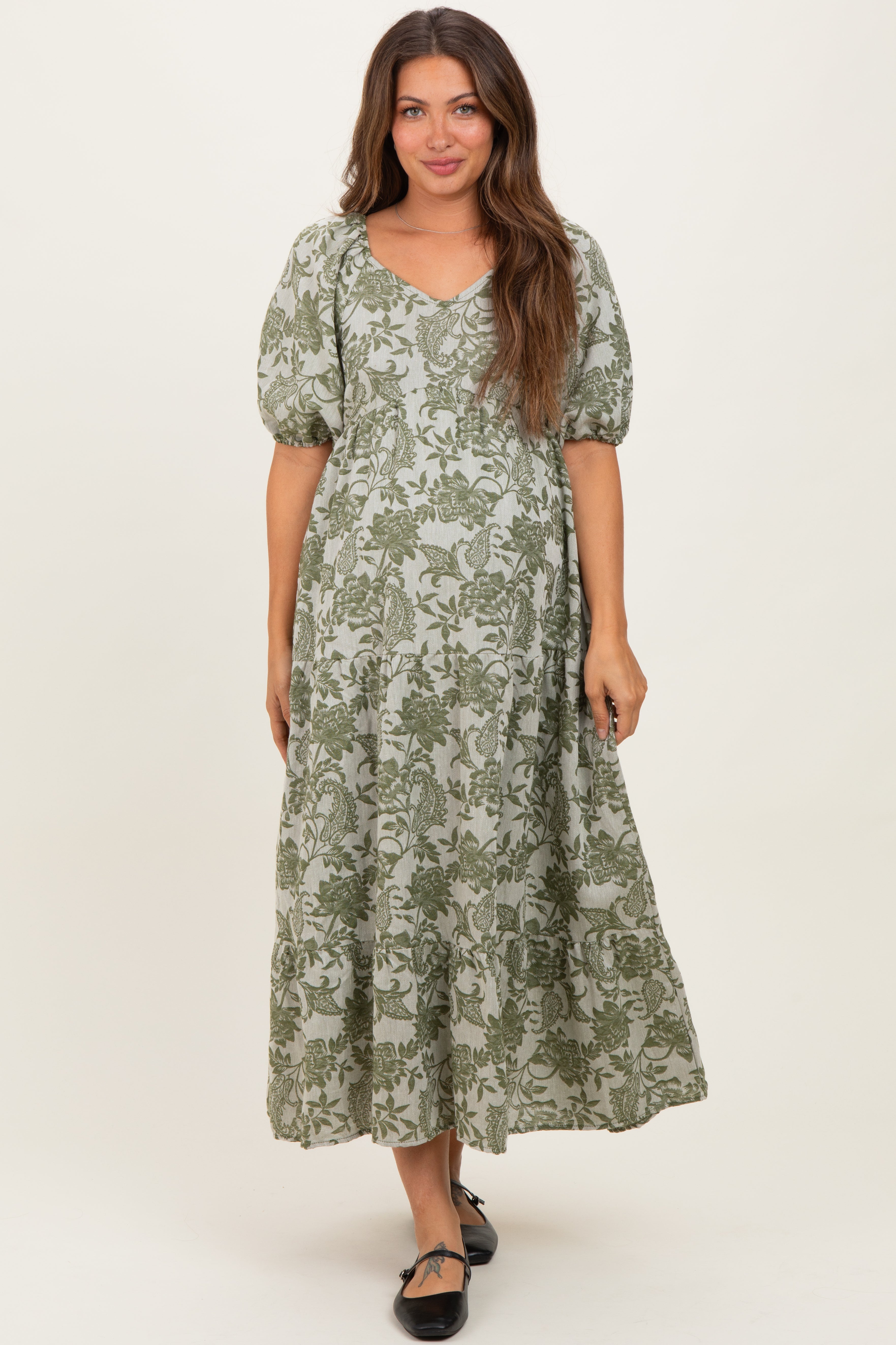 Olivfarbenes geblümtes Umstands-Midikleid mit V-Ausschnitt und 3/4-Ärmeln