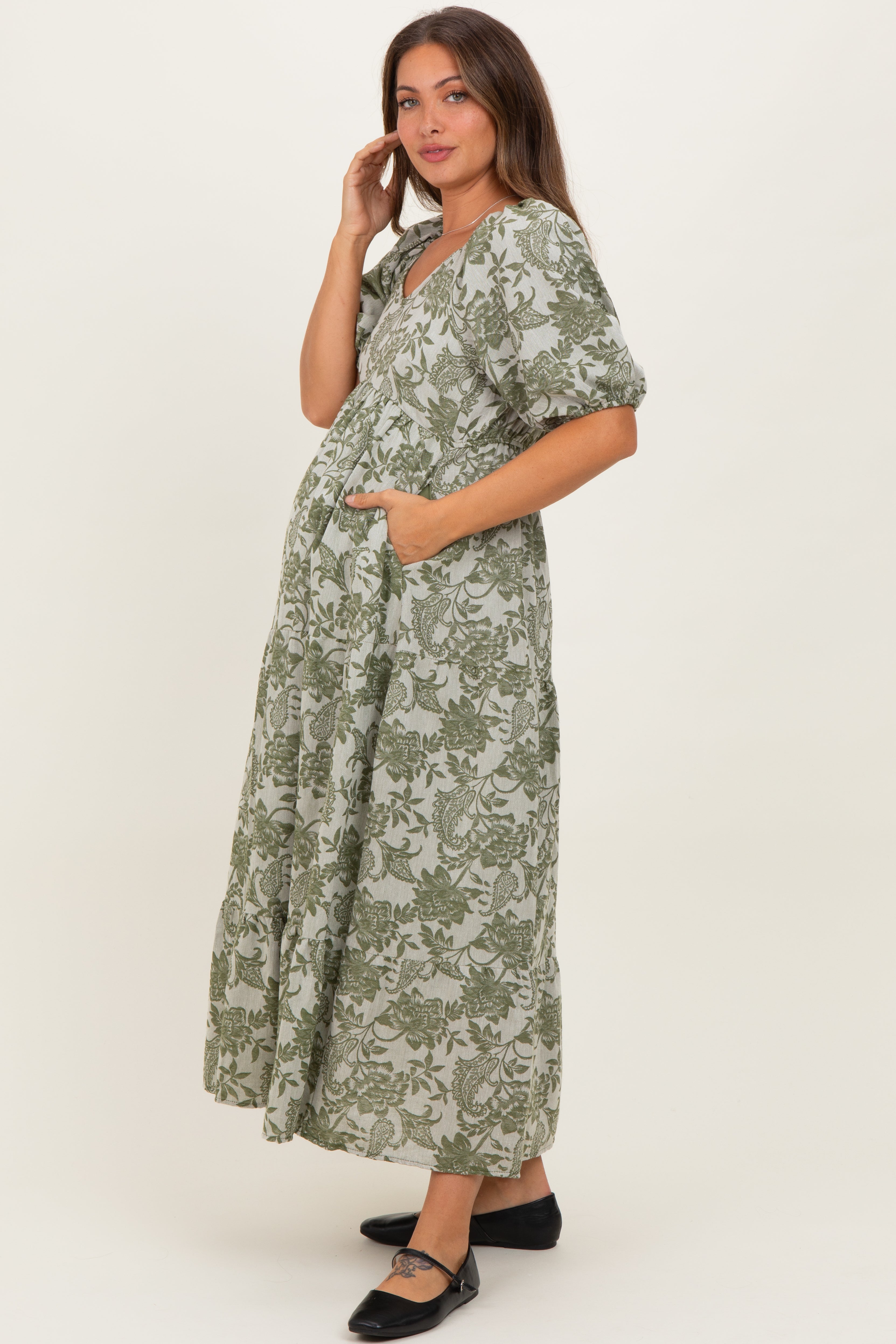 Olivfarbenes geblümtes Umstands-Midikleid mit V-Ausschnitt und 3/4-Ärmeln